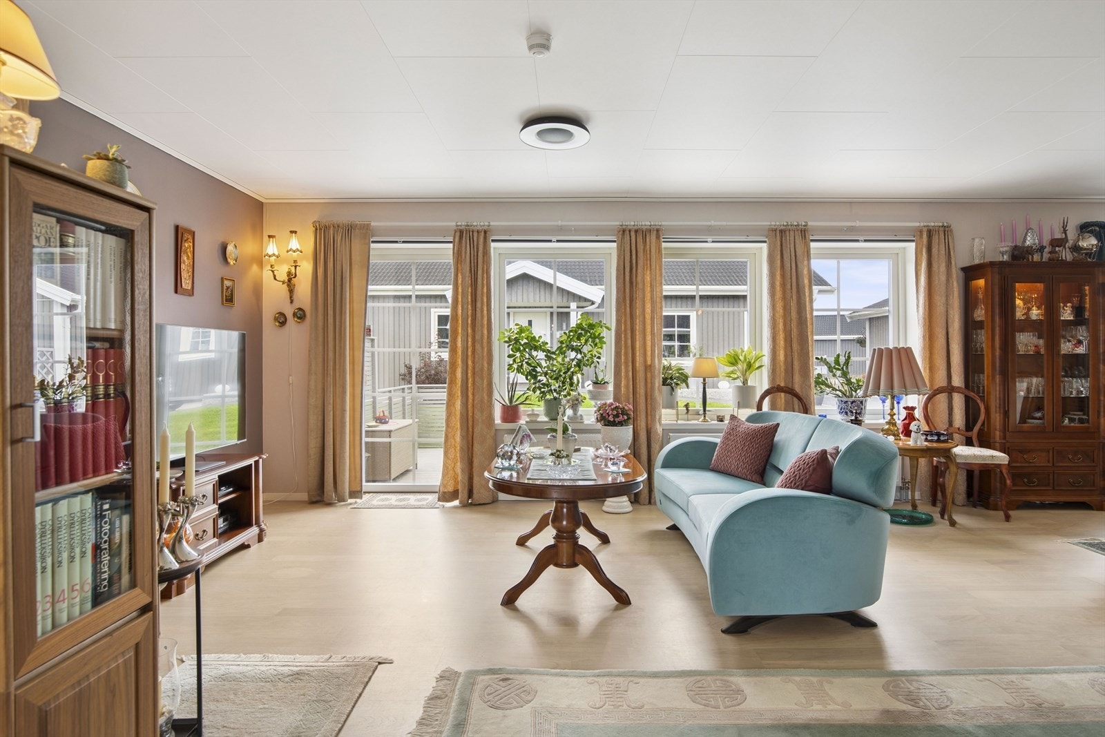 Stuen har store vindusflater som gir en behagelig atmosfære og flott romfølelse. Koselig sofaløsning ved de store vinduene Galleribilde