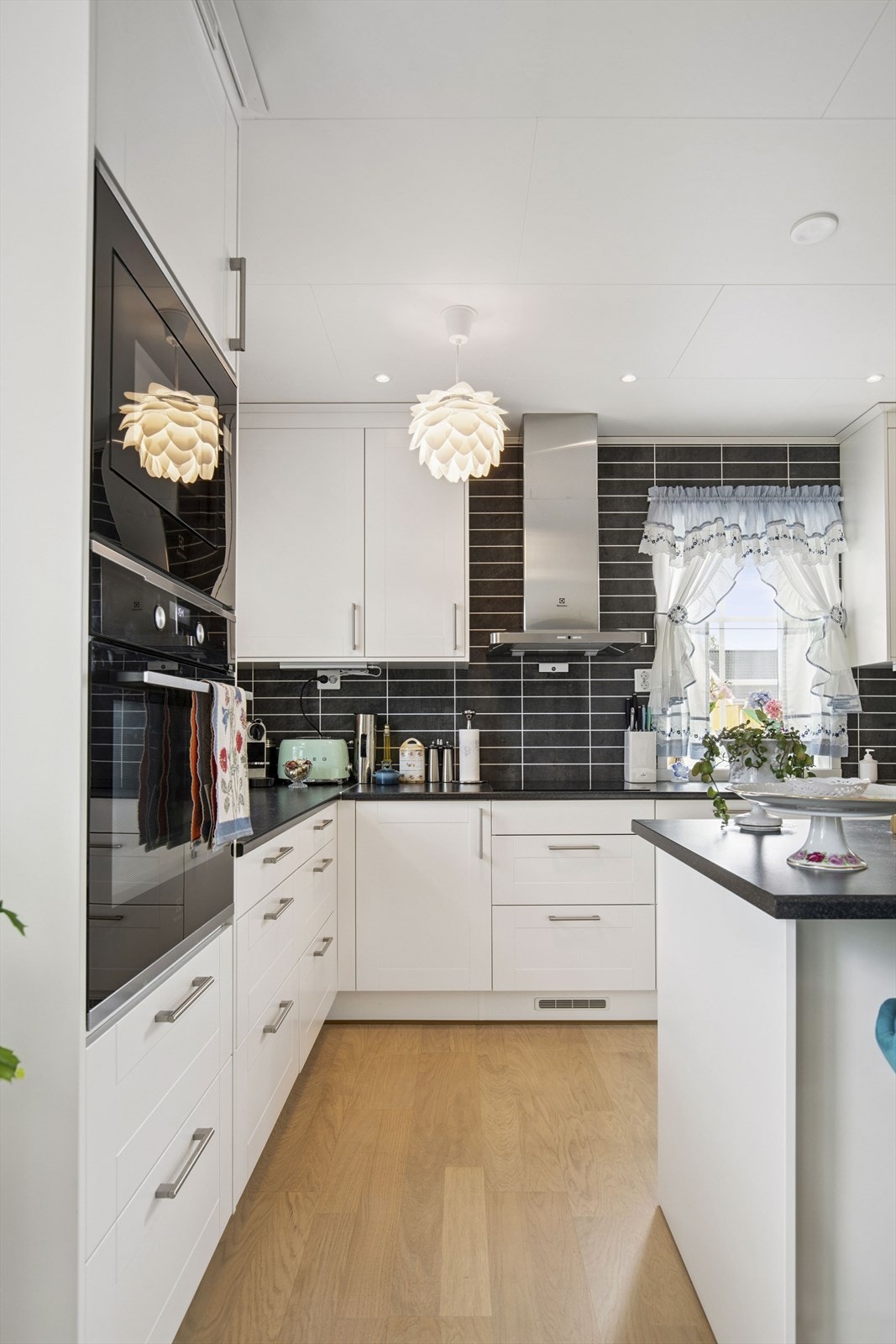 Funksjonell arbeidssone med dobbel oppvaskkum, under- og overskapsbelysning samt vegghengt ventilator. Galleribilde