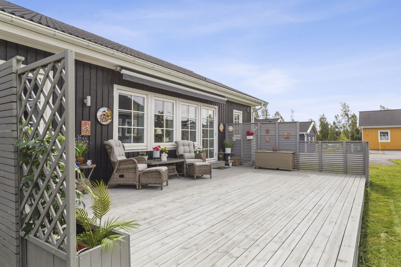 Terrassen byr på levegger for skjerming og utebelysning som forlenger sommerkveldene. Galleribilde