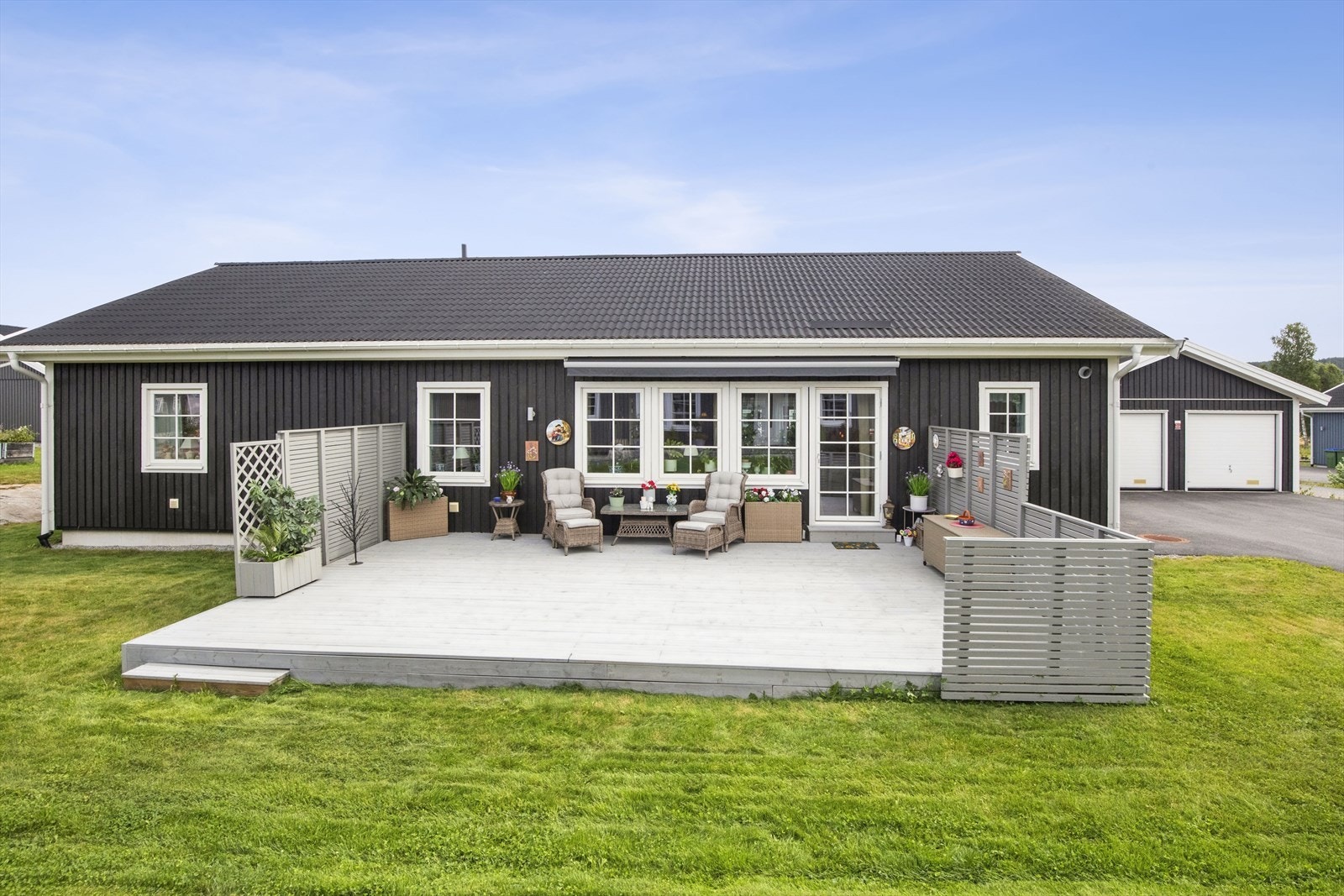 Solrik vestvendt terrasse på 40m² med spaltegulv i treverk - perfekt for utendørs hygge og sosiale sammenkomster. Galleribilde