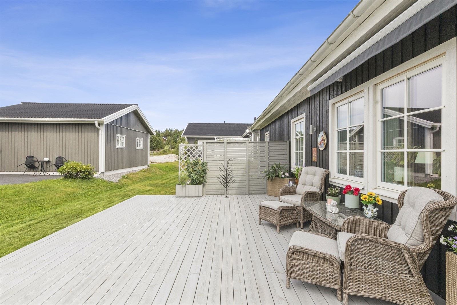 Terrassen har enkel adkomst fra stuen og gir et naturlig samlingspunkt mot hagen. Galleribilde