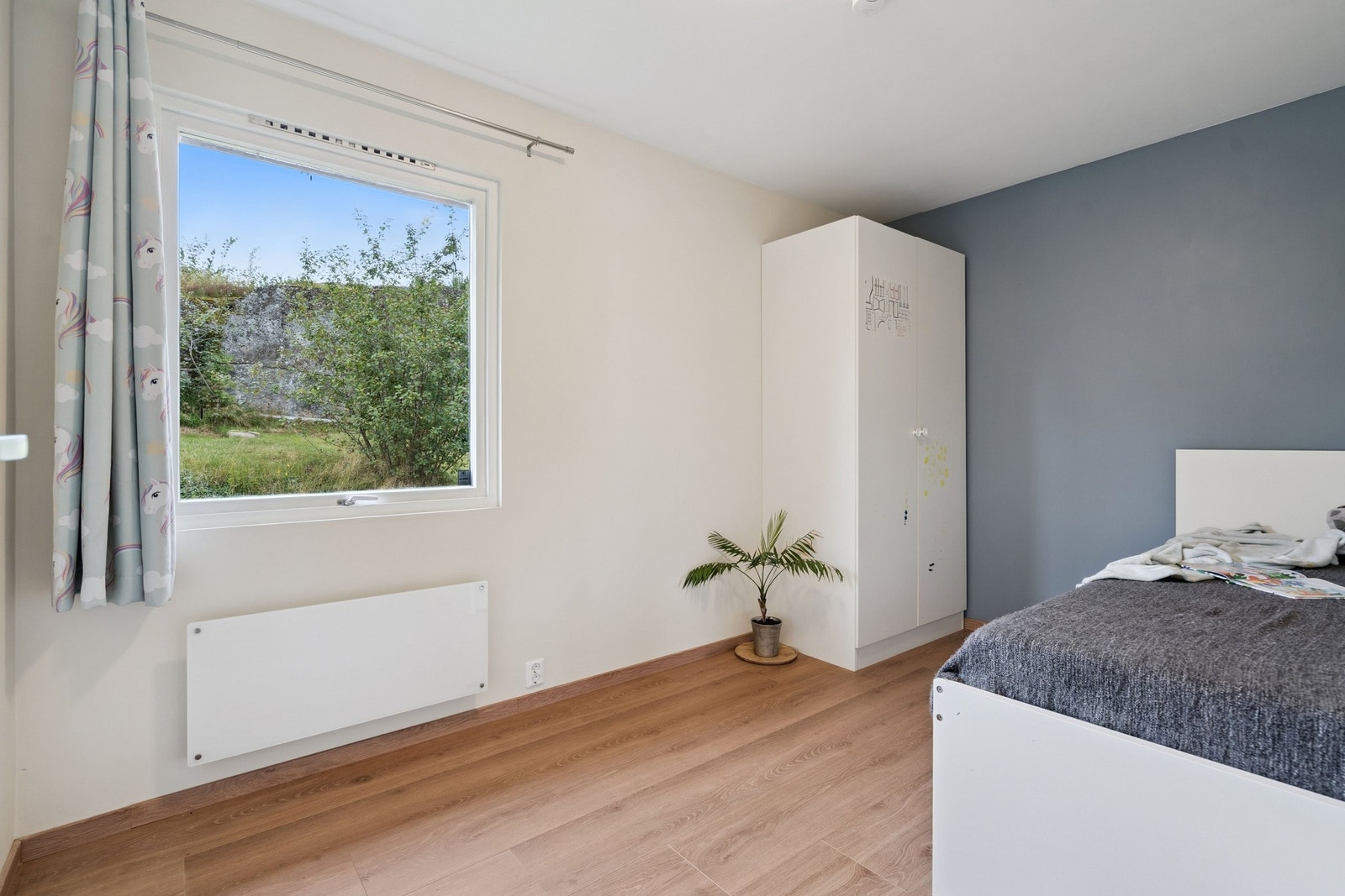 Rolig og naturnært soverom #3 med grønn utsikt Galleribilde