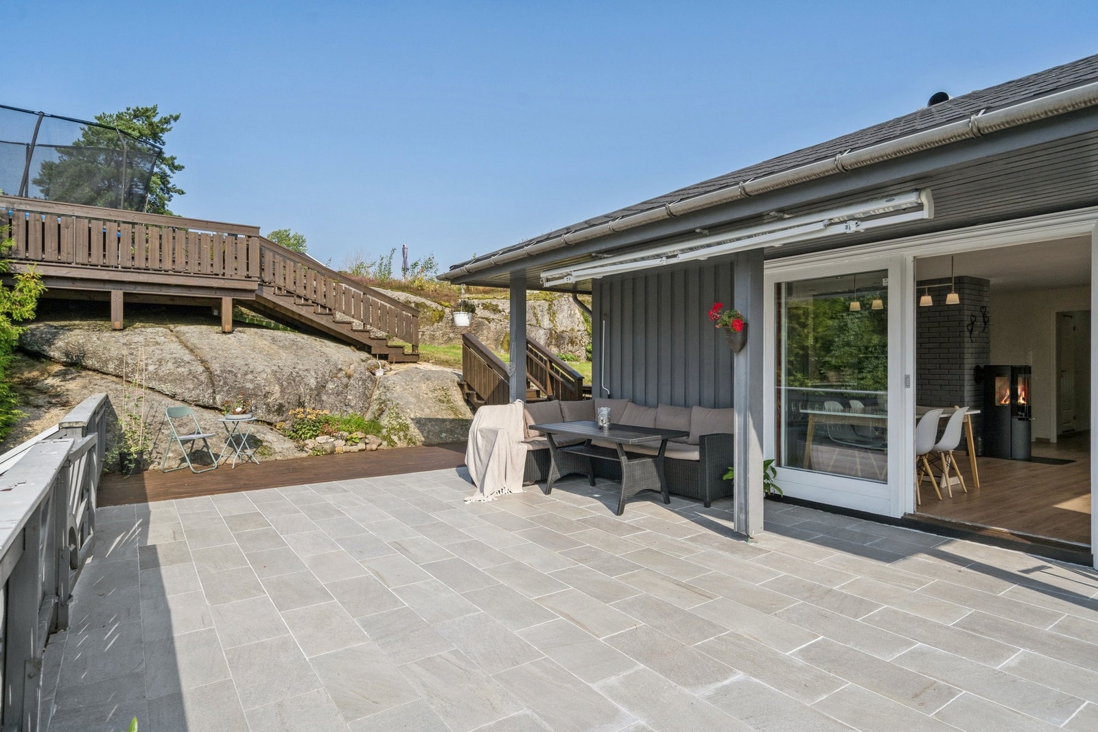 Stor terrasse med gode solforhold og nylagte fliser fra 2025 Galleribilde