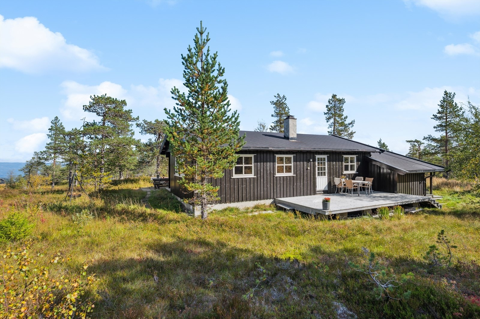 Solrike uteplasser mot øst, sør og vest gir lange dager ute. Her kan du nyte morgensolen, følge den gjennom dagen og avslutte i kveldssol. Galleribilde