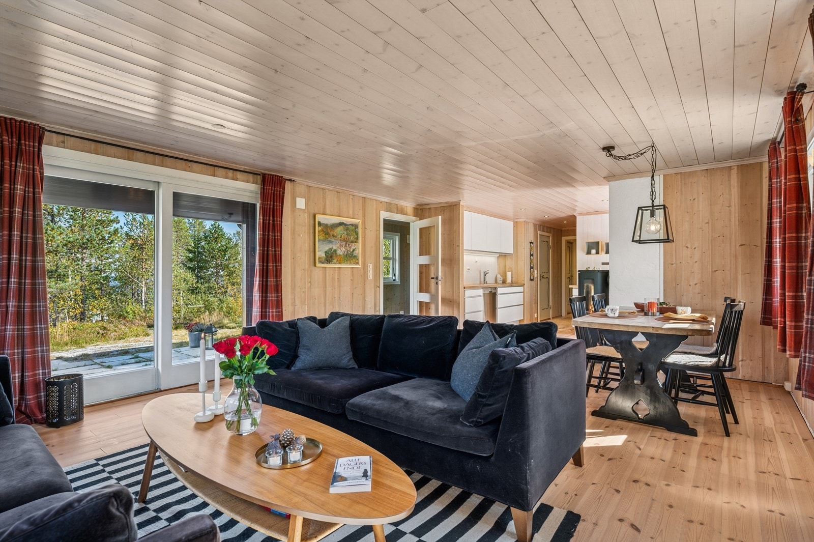 Stuen oppleves som romslig og gir fleksible innredningsmuligheter og kan enkelt deles inn i flere soner. Her kan du skape en hyggelig TV-krok for filmkvelder, en egen lesekrok for rolige stunder. Galleribilde