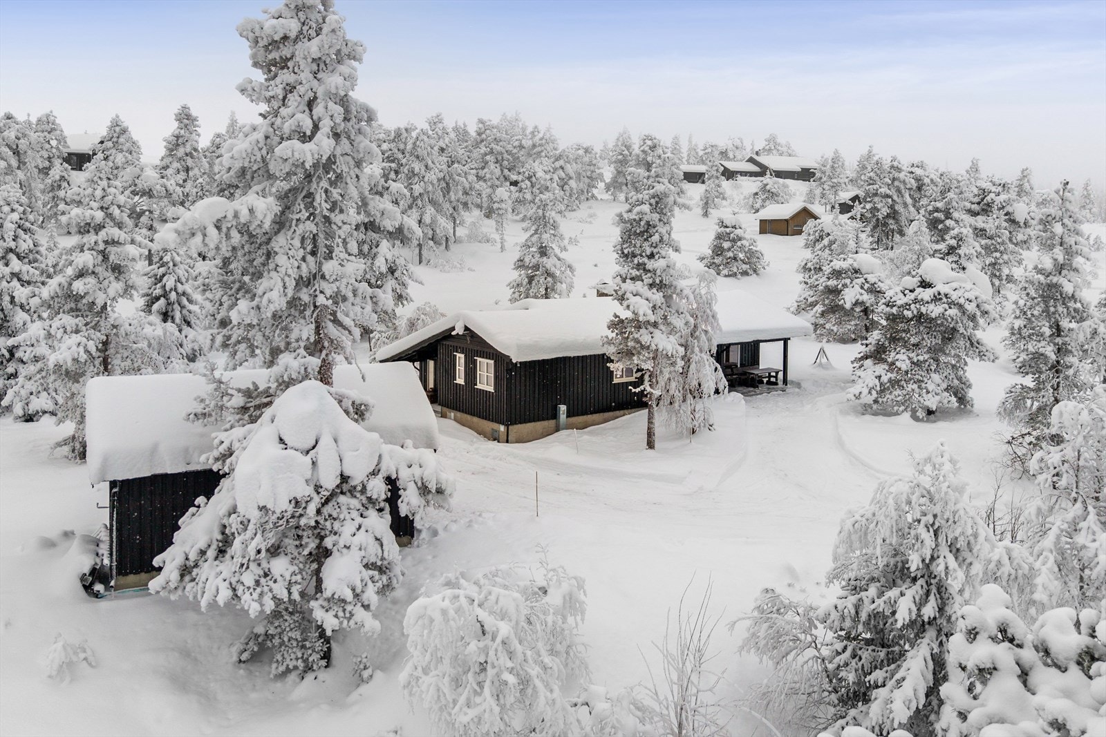 Tomten er pent opparbeidet og lett tilgjengelig med bil gjennom hele året. Her kan du få måkt gårdsplass og kan gå rett inn i hytten selv på de mest snørike vinterdagene. Galleribilde