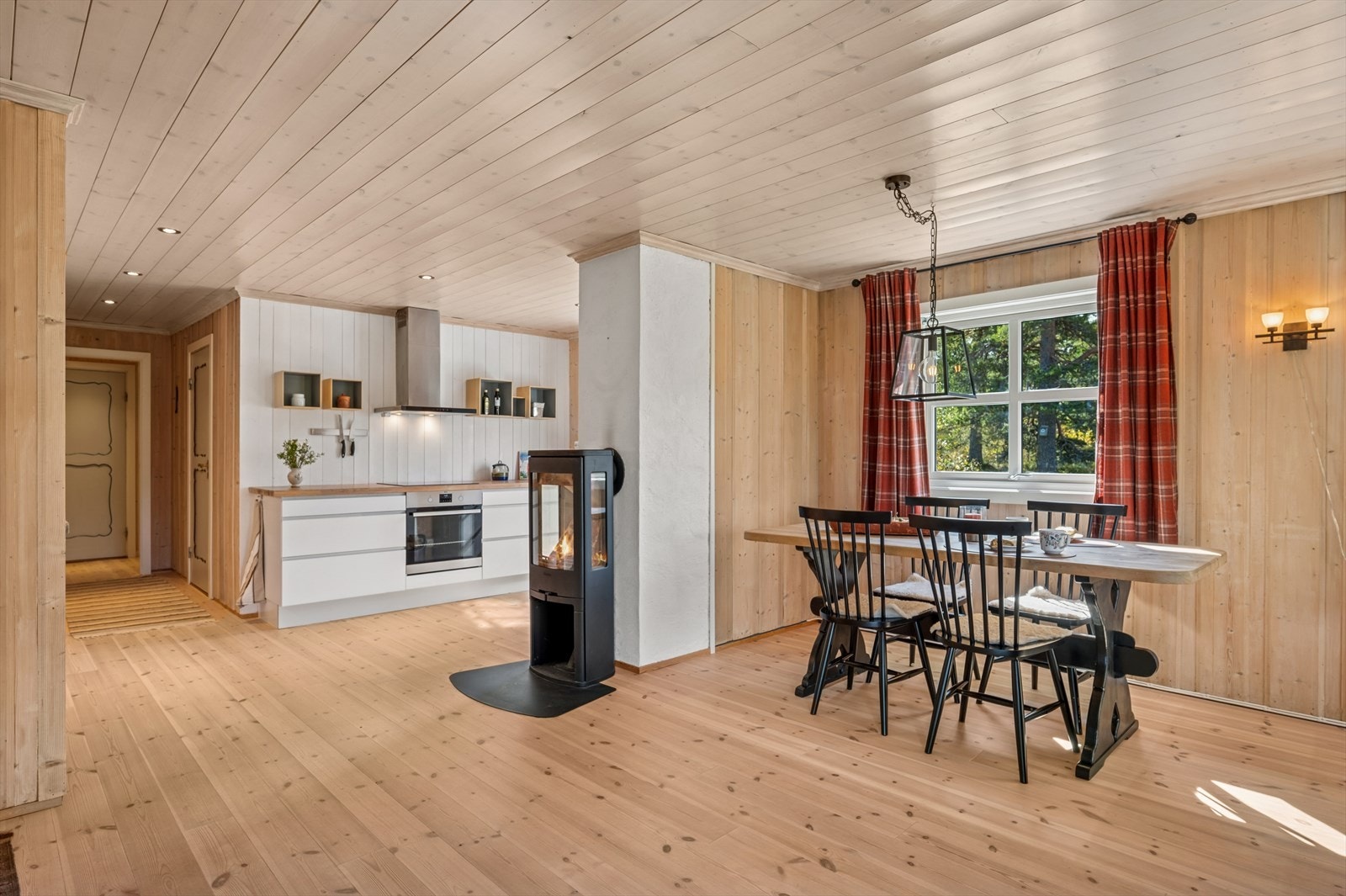 I spisestuen er det god plass til den store familien, med mulighet for et romslig spisebord med flere stoler - perfekt for hyggelige middager og sosiale sammenkomster. Galleribilde