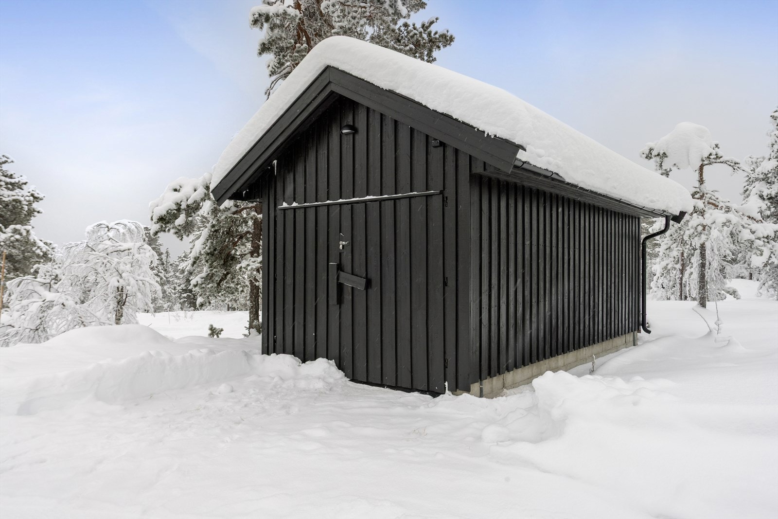På eiendommen finner du også en praktisk garasje som gir deg rikelig med lagringsplass til ... Galleribilde