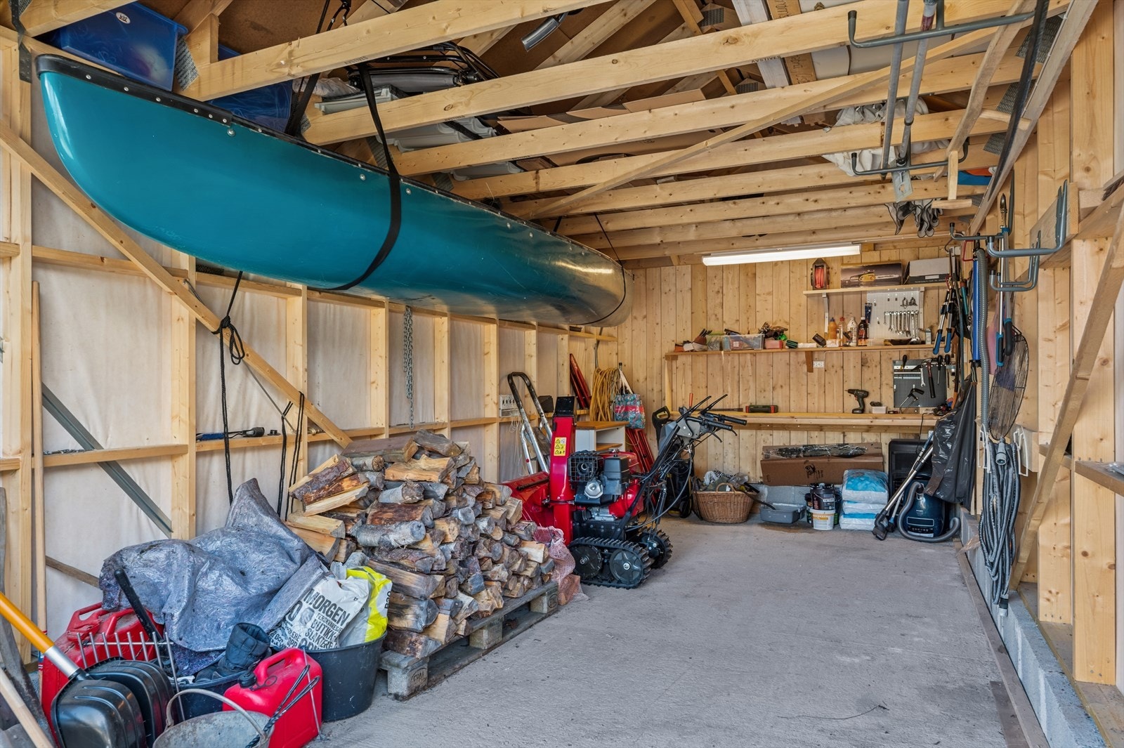 ...ved, hagemøbler, sportsutstyr og andre sesongbaserte eiendeler. Garasjen er lett tilgjengelig fra boligen og gjør det enkelt å holde orden. Galleribilde
