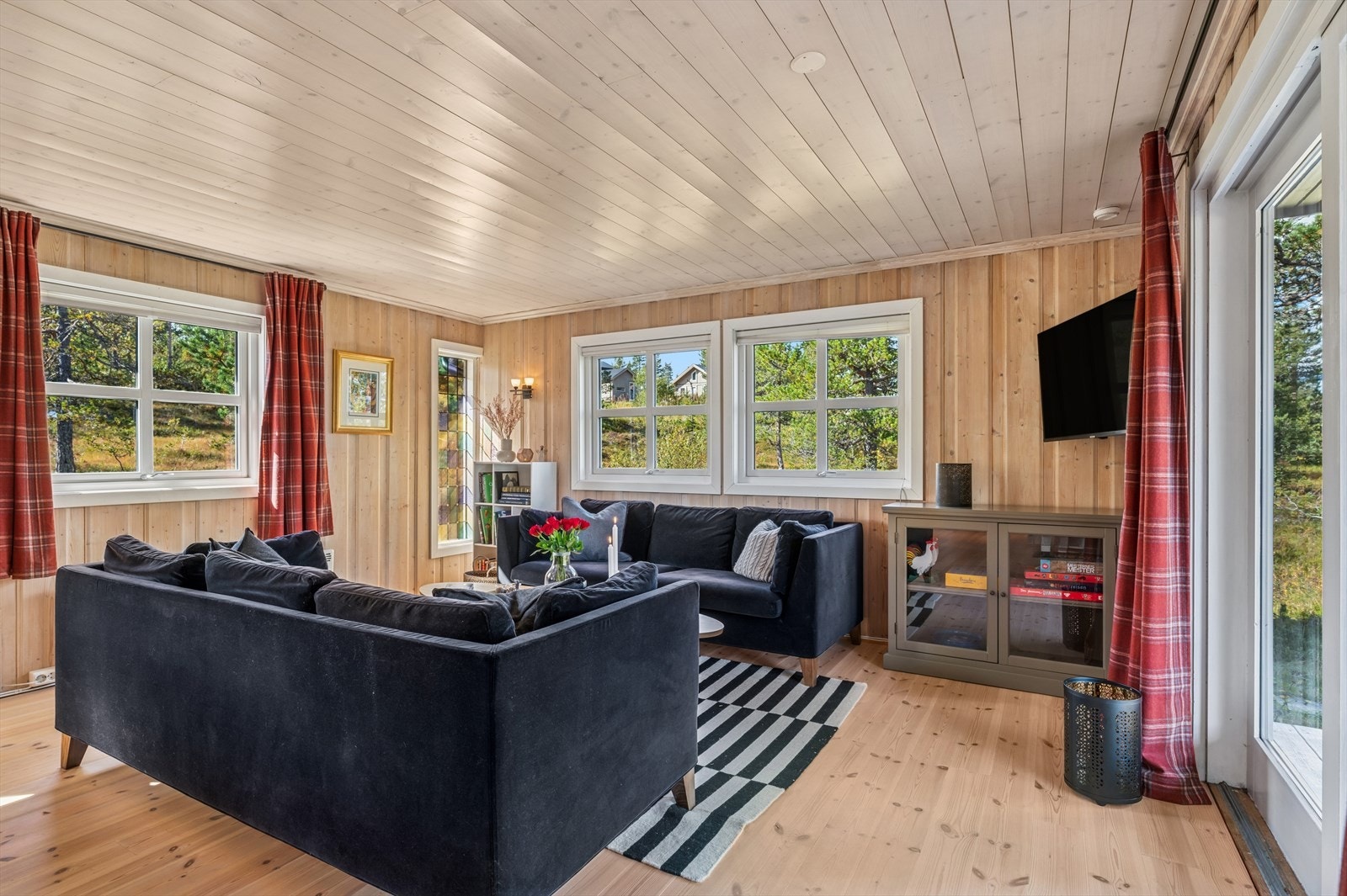 Her ligger alt til rette for ekte hyttekos - med lune soner, peisvarme og rom for avslapning. Galleribilde