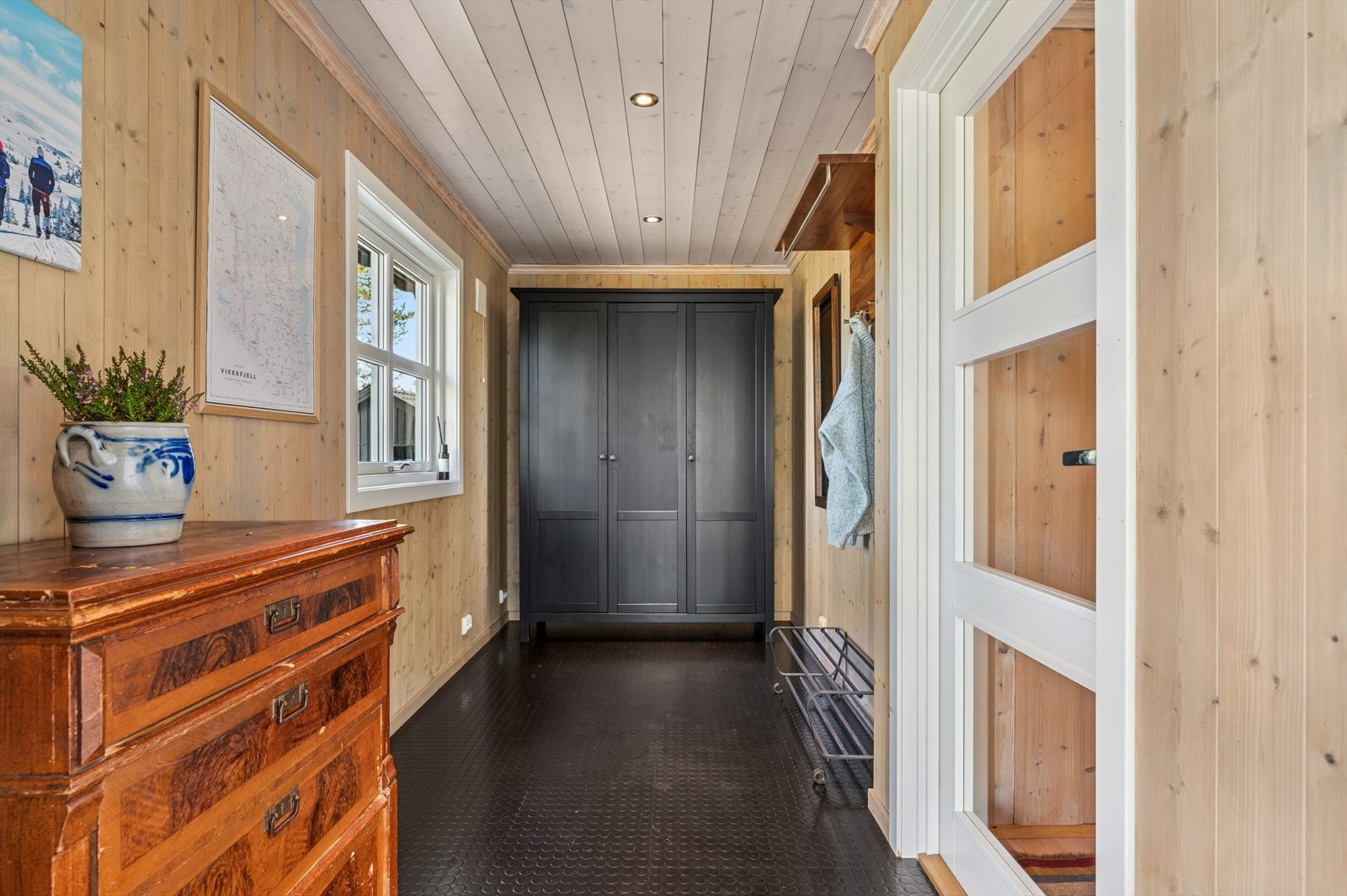 I entrê/ gang er det gode oppbevaringsløsninger for klær og utstyr - perfekt for en ryddig og organisert hverdag. Galleribilde