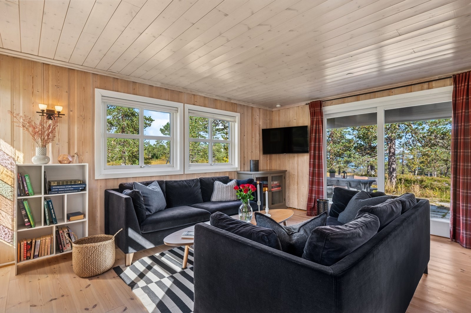 Fra stuen har du direkte adkomst til terrassen og uteområdene, hvor du kan nyte solen og de flotte omgivelsene. Galleribilde