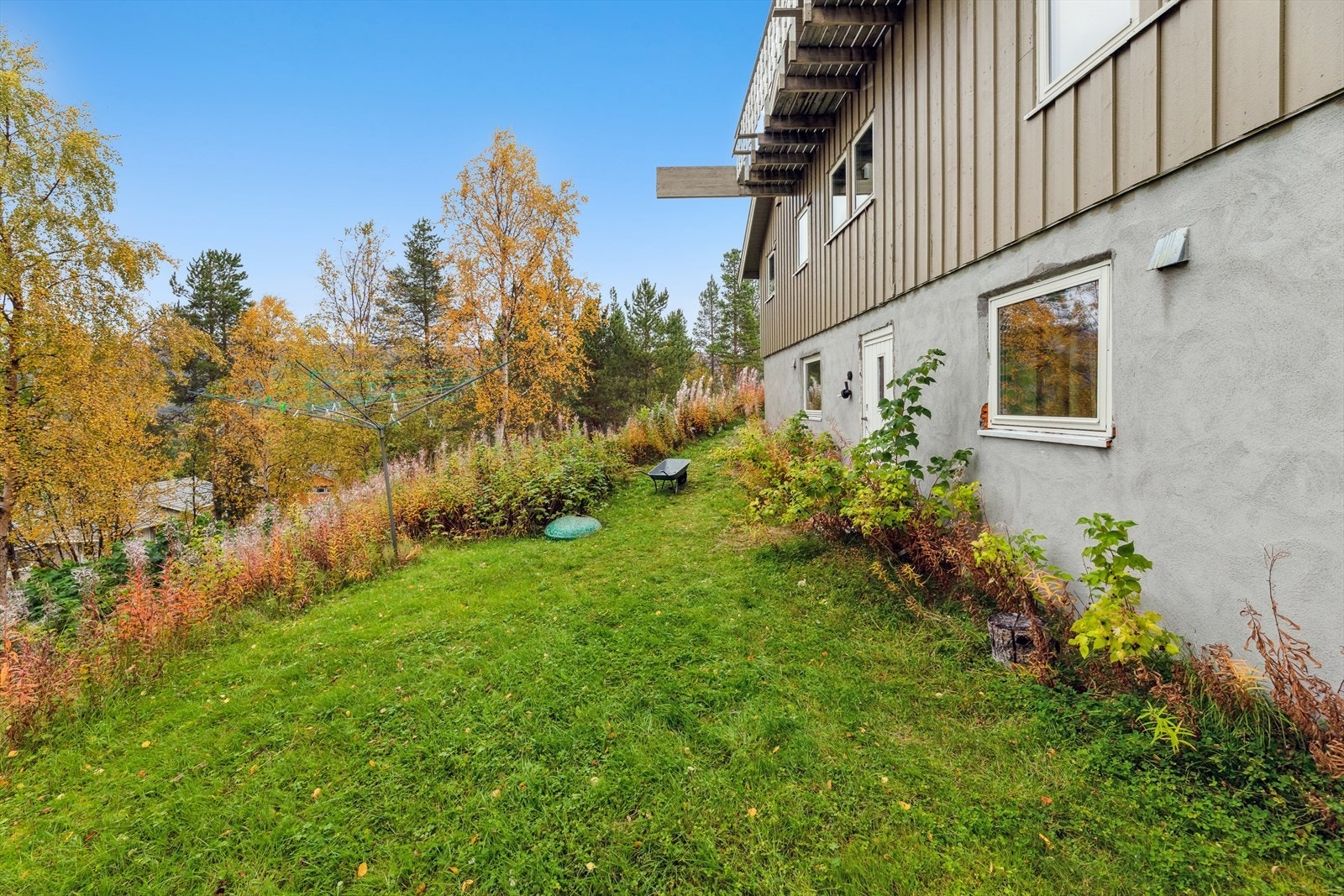 Eiendommen ligger tett på naturen, med kort vei til scooterløype, skiløype og en populær akebakke med grillstue. Galleribilde