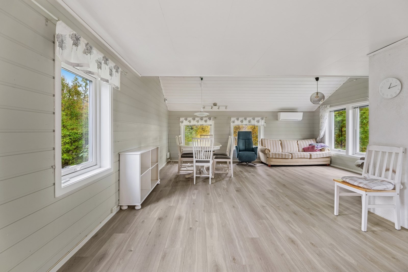 Her er det god plass til et romslig spisebord, perfekt for både hverdagsmåltider og hyggelige sammenkomster. Galleribilde