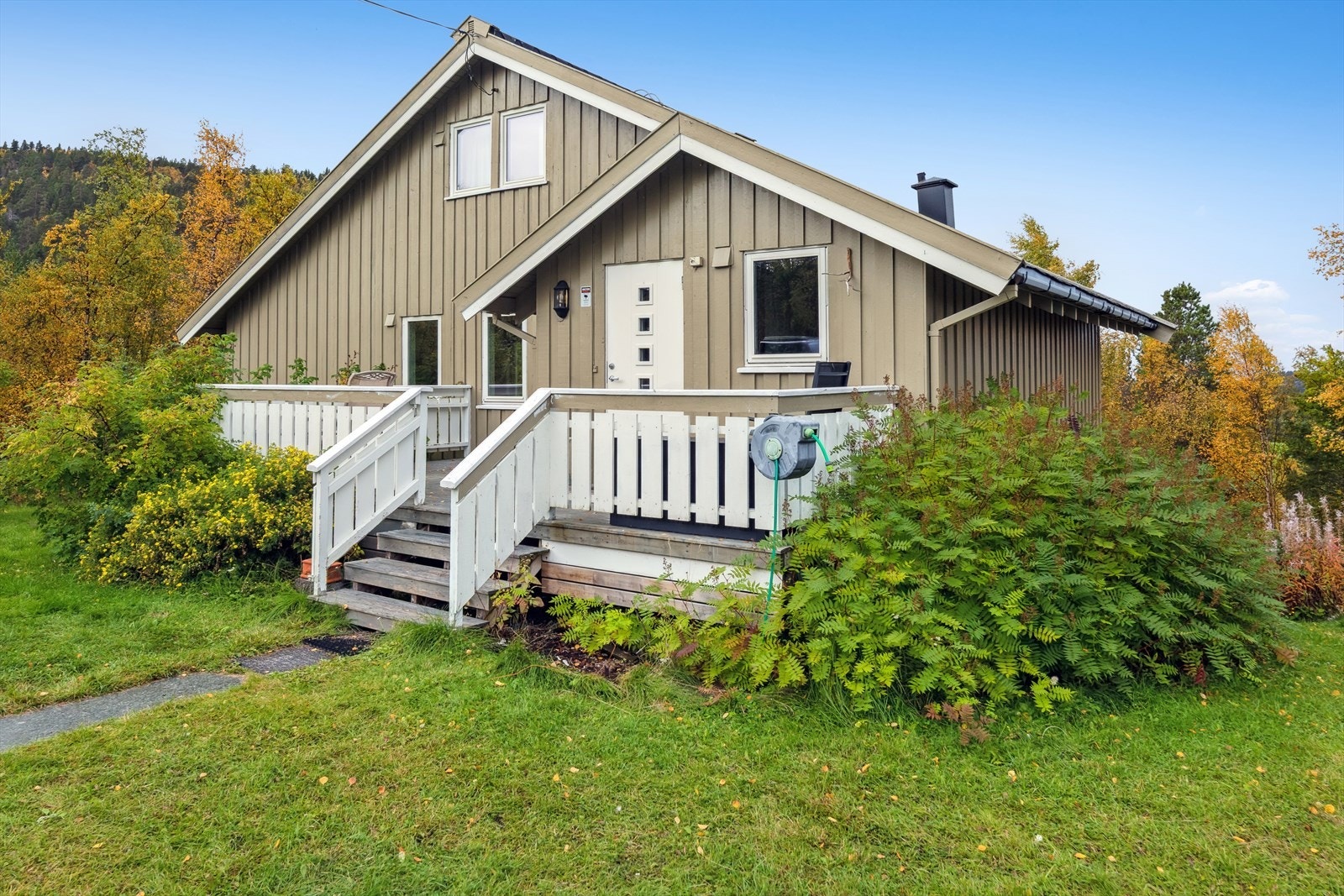 Enebolig med garasje og med nydelig utsikt beliggende i naturskjønne og barnevennlige omgivelser. Behov for oppussing. Galleribilde