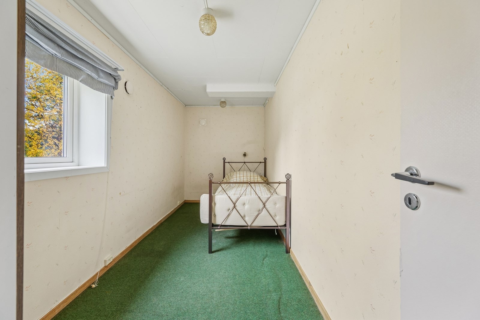 Det andre soverommet er mindre og avlangt, men har god plass til seng. Se pkt. ferdigattest. Galleribilde