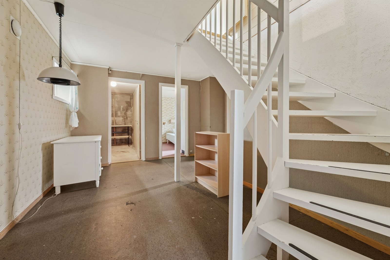 Fra stue og kjøkkenavdelingen er det trappetilkomst til underetasjen. Galleribilde