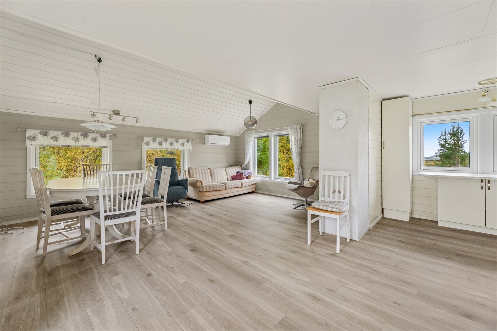 Boligen har en åpen og sosial løsning mellom stue og kjøkken, som gir en god romfølelse og fleksible møbleringsmuligheter. Galleribilde