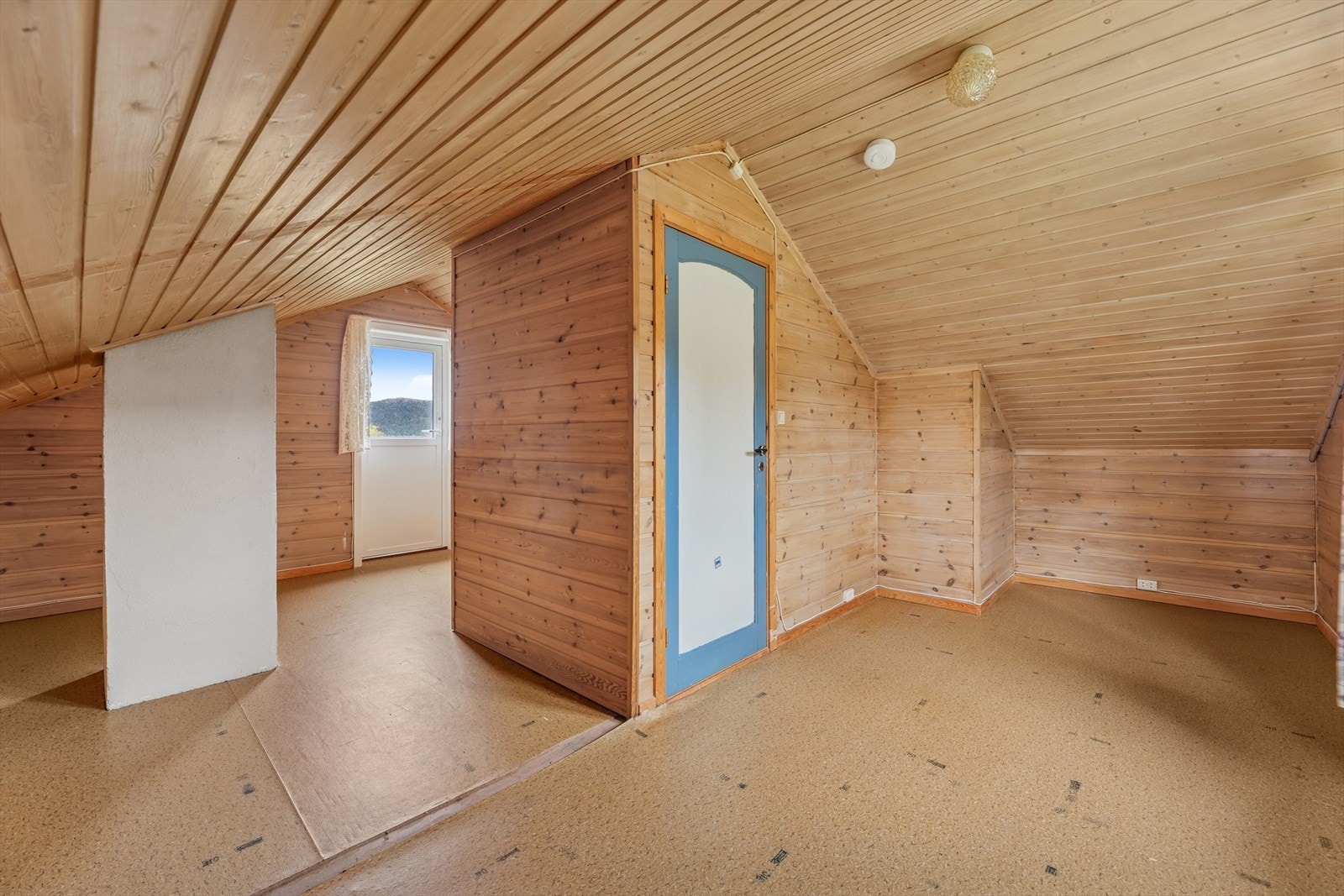 Fra hemsen er det utgang til en balkong på ca. 4 kvm, hvor du kan nyte den flotte utsikten over Tverrelvdalen. Galleribilde