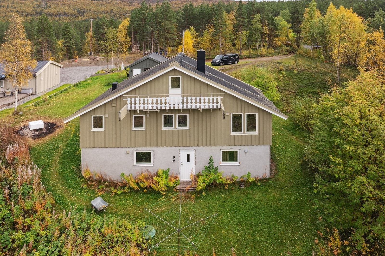 Området byr på rike muligheter for friluftsliv året rundt. Her kan du nyte naturen i alle sesonger, enten du foretrekker turer til fots, på ski eller med scooter. Galleribilde