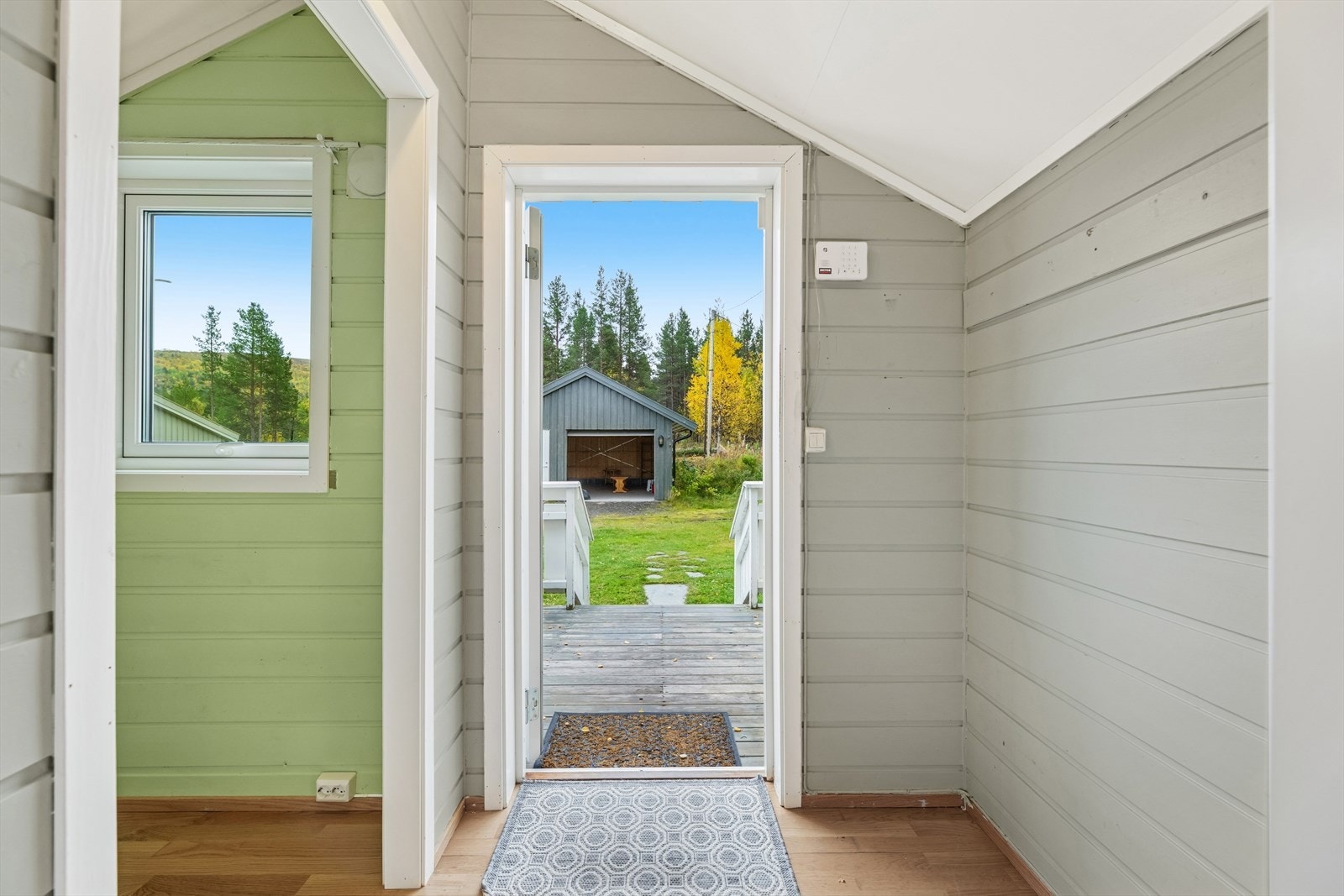 Ved inngangspartiet er det etablert en terrasse på ca. 15 kvm, som ønsker deg velkommen til boligen. Galleribilde