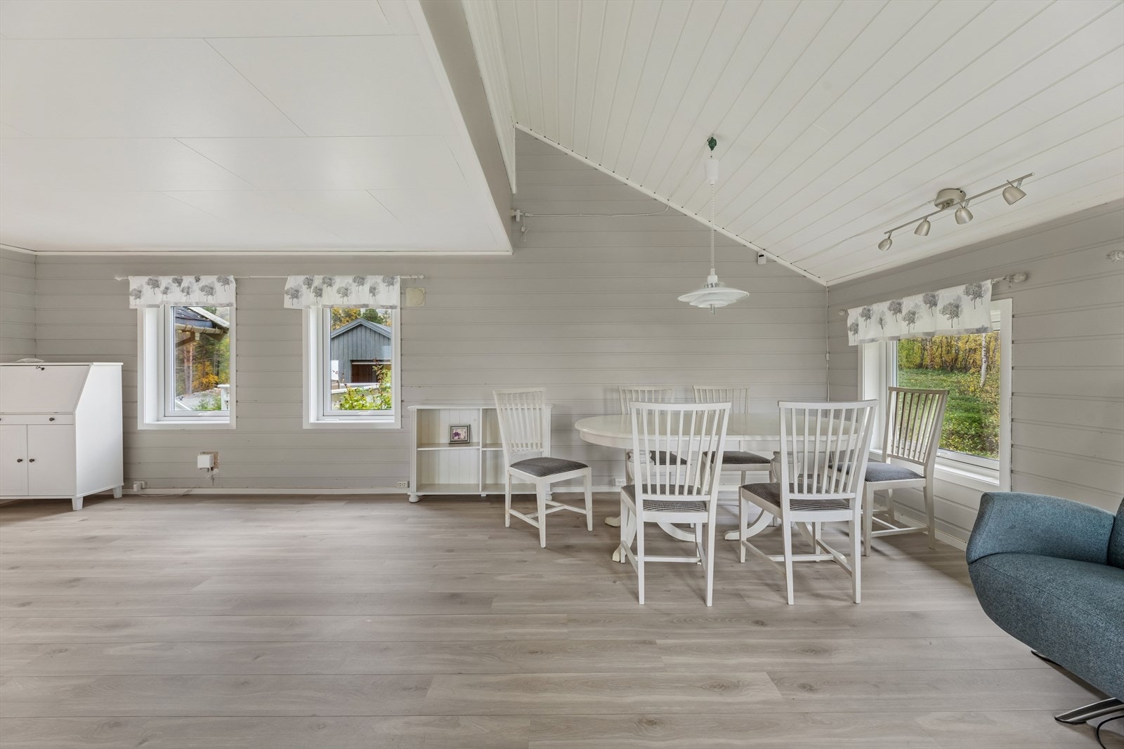 En nyere varmepumpe sørger for behagelig varme på kalde dager og bidrar til et komfortabelt inneklima året rundt. Galleribilde