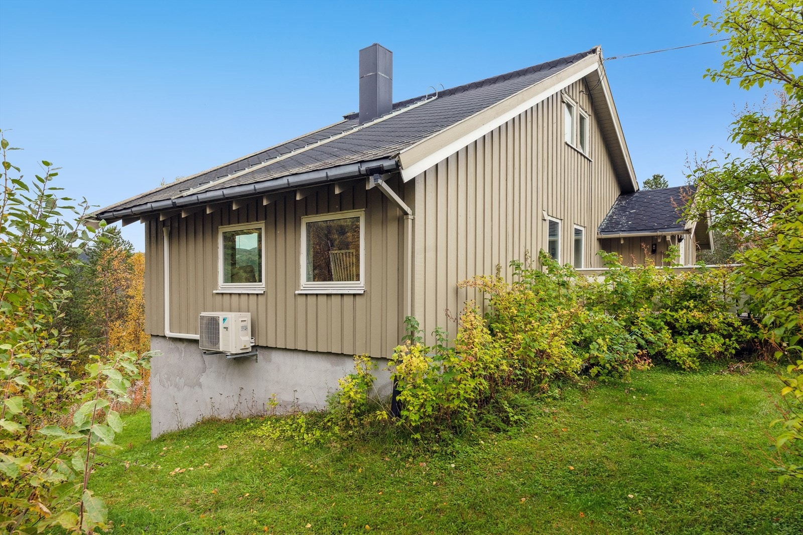 Tomten gir rom for både lek og avslapning, og har potensial for videre tilrettelegging med uteplasser, hage eller drivhus - alt etter behov og ønsker. Galleribilde