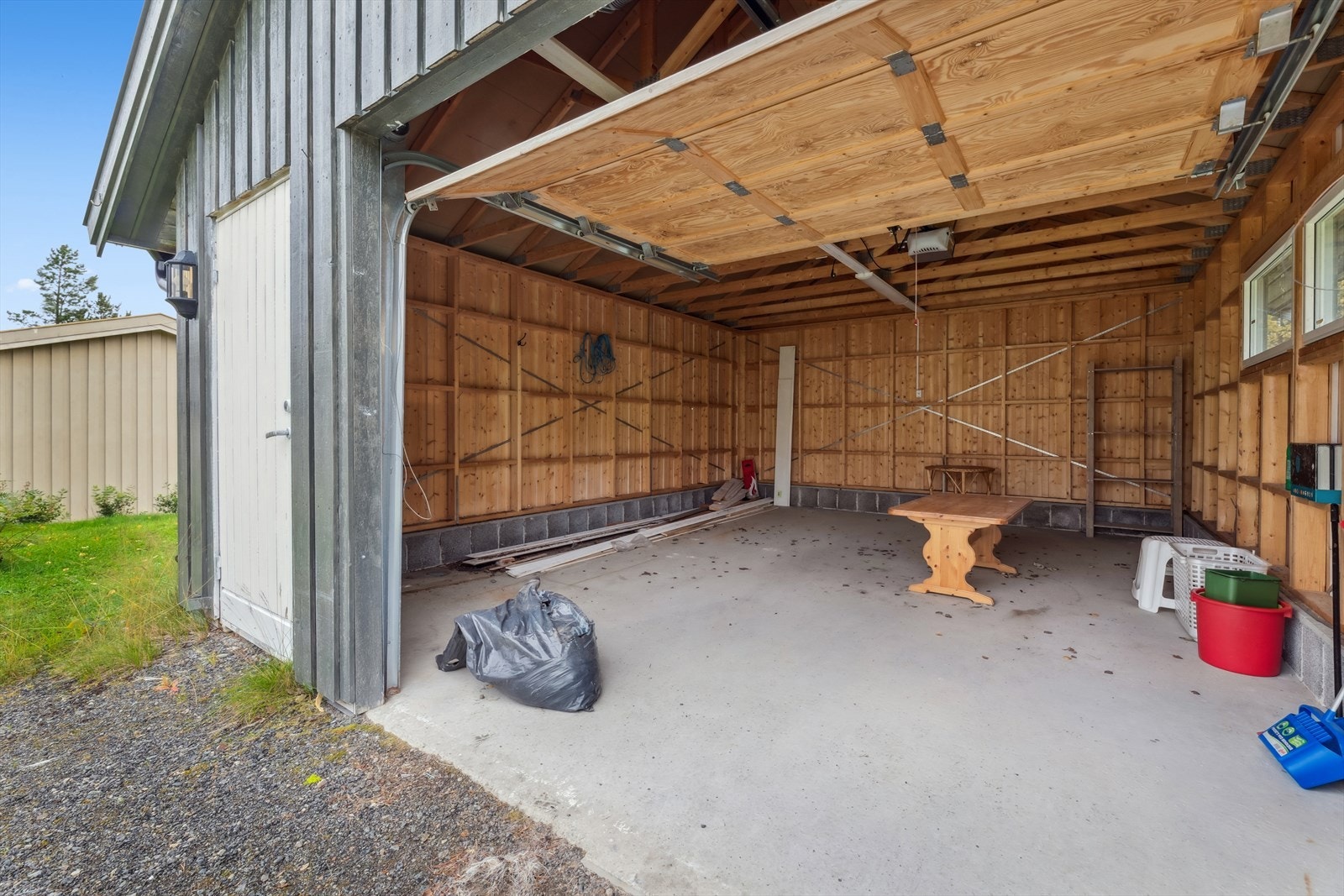 Eiendommen har en frittstående garasje oppført i 2005, og et romslig tun med gode parkeringsmuligheter for flere biler. Galleribilde