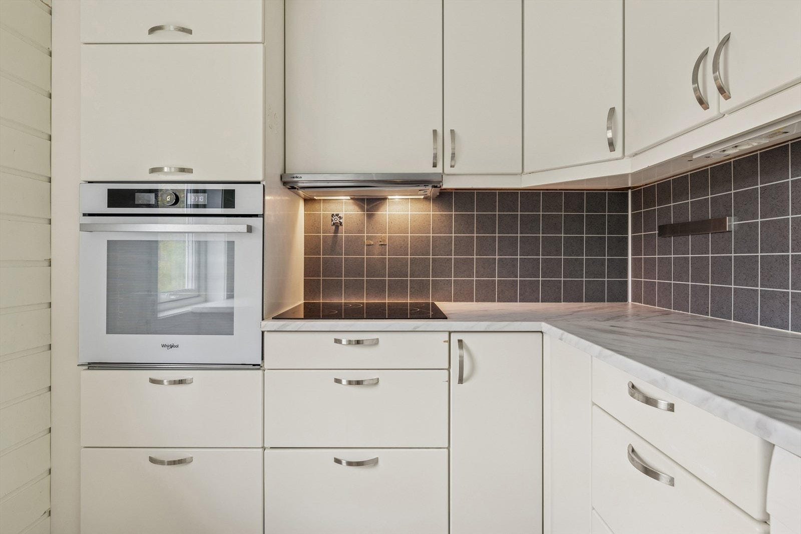 Kjøkkenet er godt utstyrt med hvitevarer, inkludert kjøleskap, fryseskap, oppvaskmaskin, komfyr og platetopp - alt tilrettelagt for en praktisk og effektiv hverdag. Galleribilde