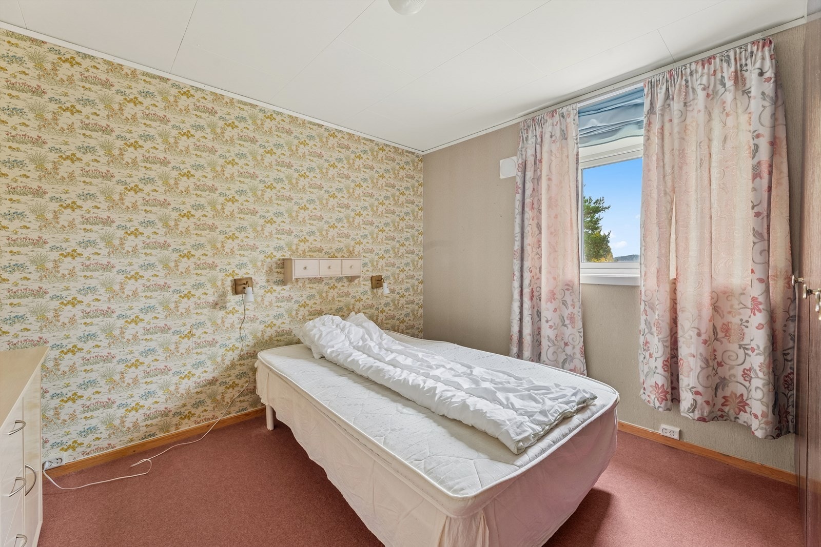 Begge rommene har vinduer som slipper inn dagslys og gir utsyn mot naturen, noe som skaper en lys og trivelig atmosfære. Galleribilde