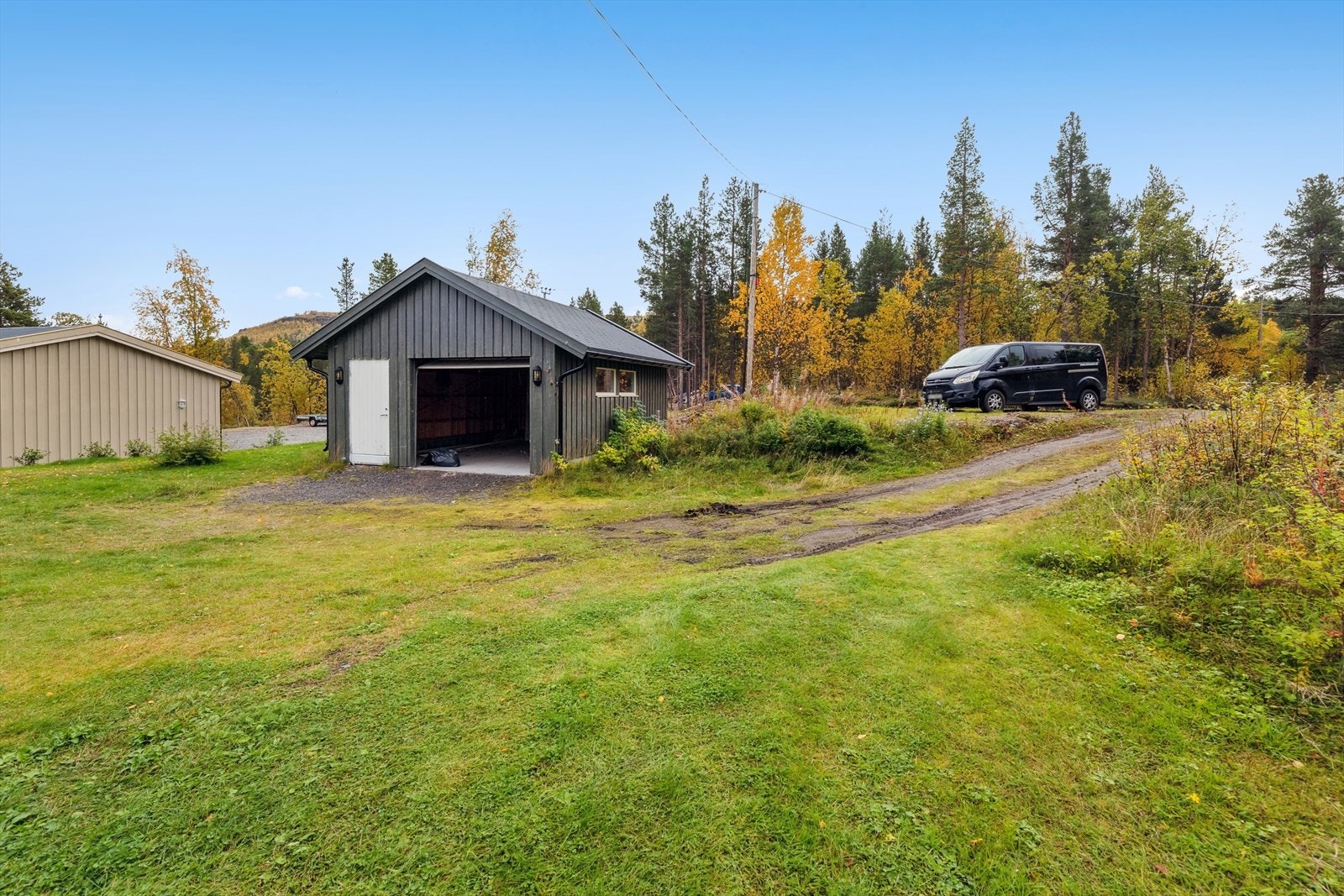 Eiendommen har en frittstående garasje oppført i 2005, og romslig tun med gode parkeringsmuligheter for flere biler. Galleribilde