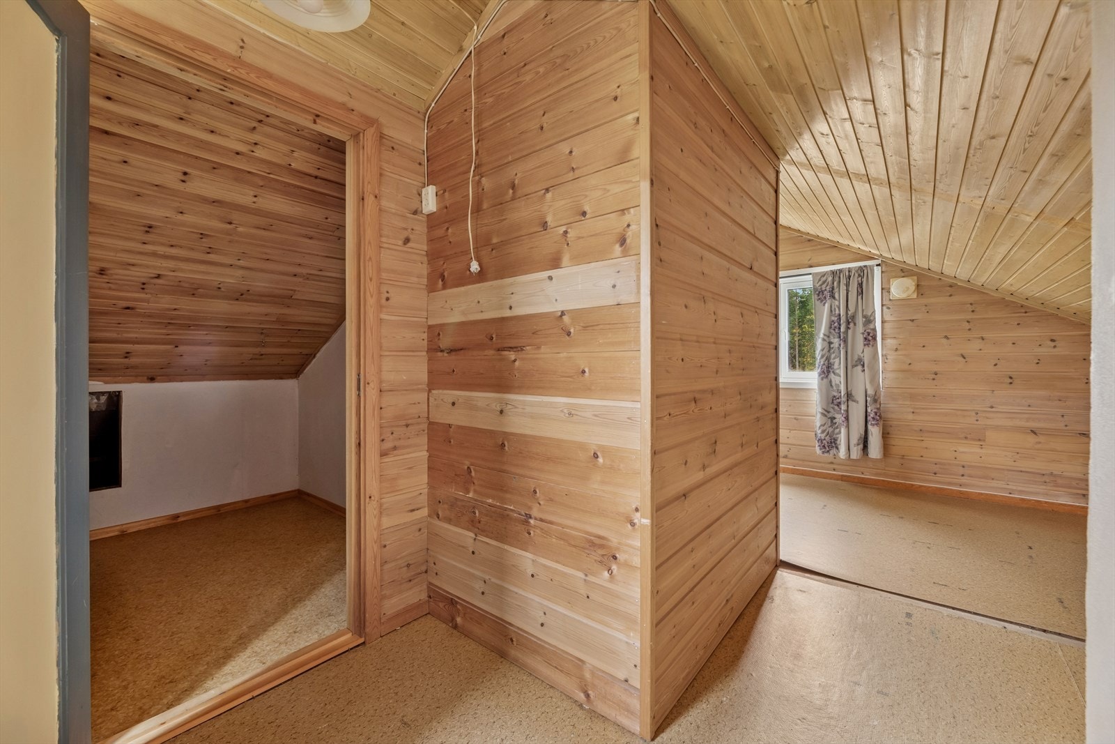 På loftet finner du et areal som er avsatt til soverom og en praktisk bod med god lagringsplass. Galleribilde