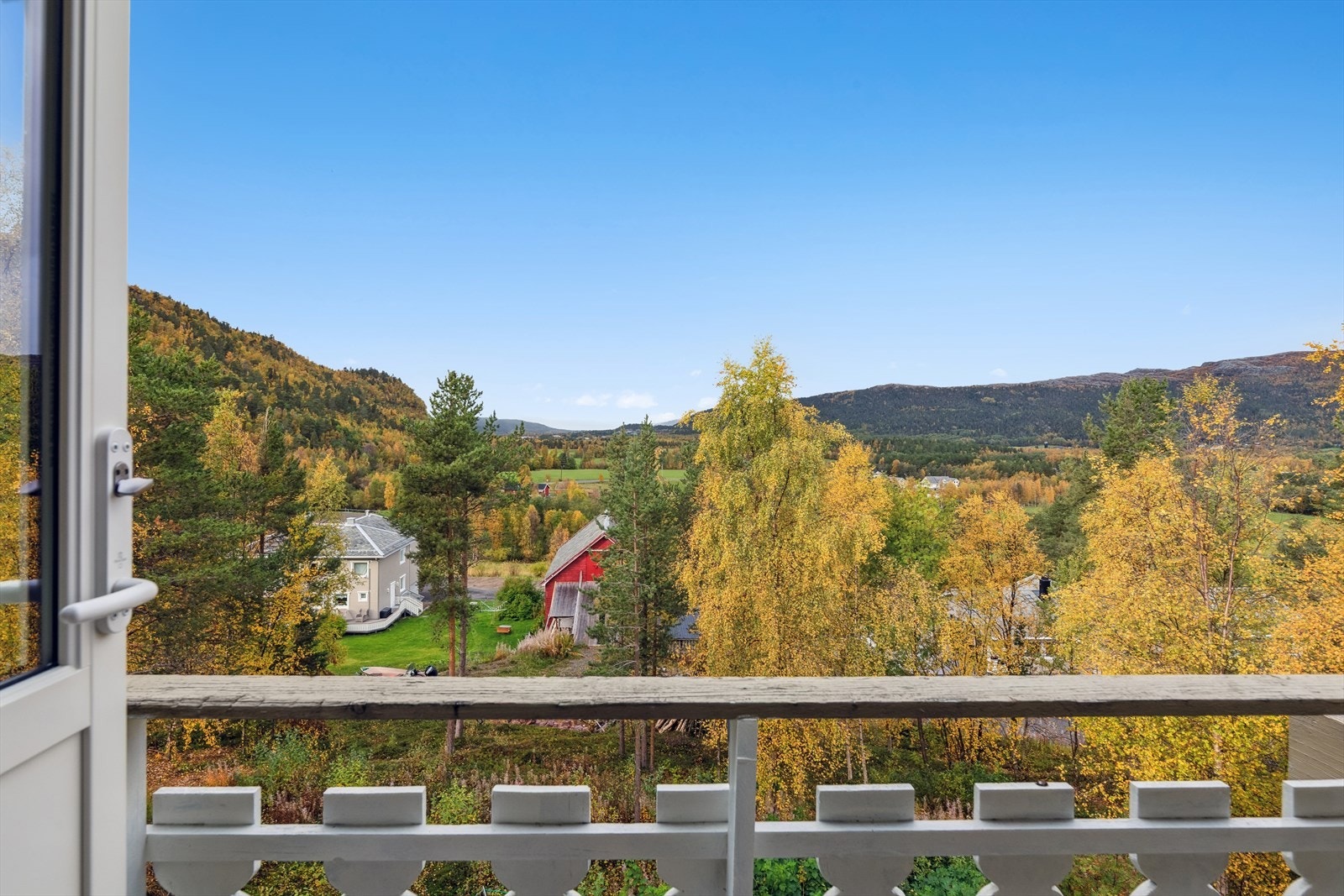 Her har du nydelig utsyn over Tverrelvdalen, hvor høstens vakre farger skaper en stemningsfull og naturnær ramme rundt boligen. Galleribilde