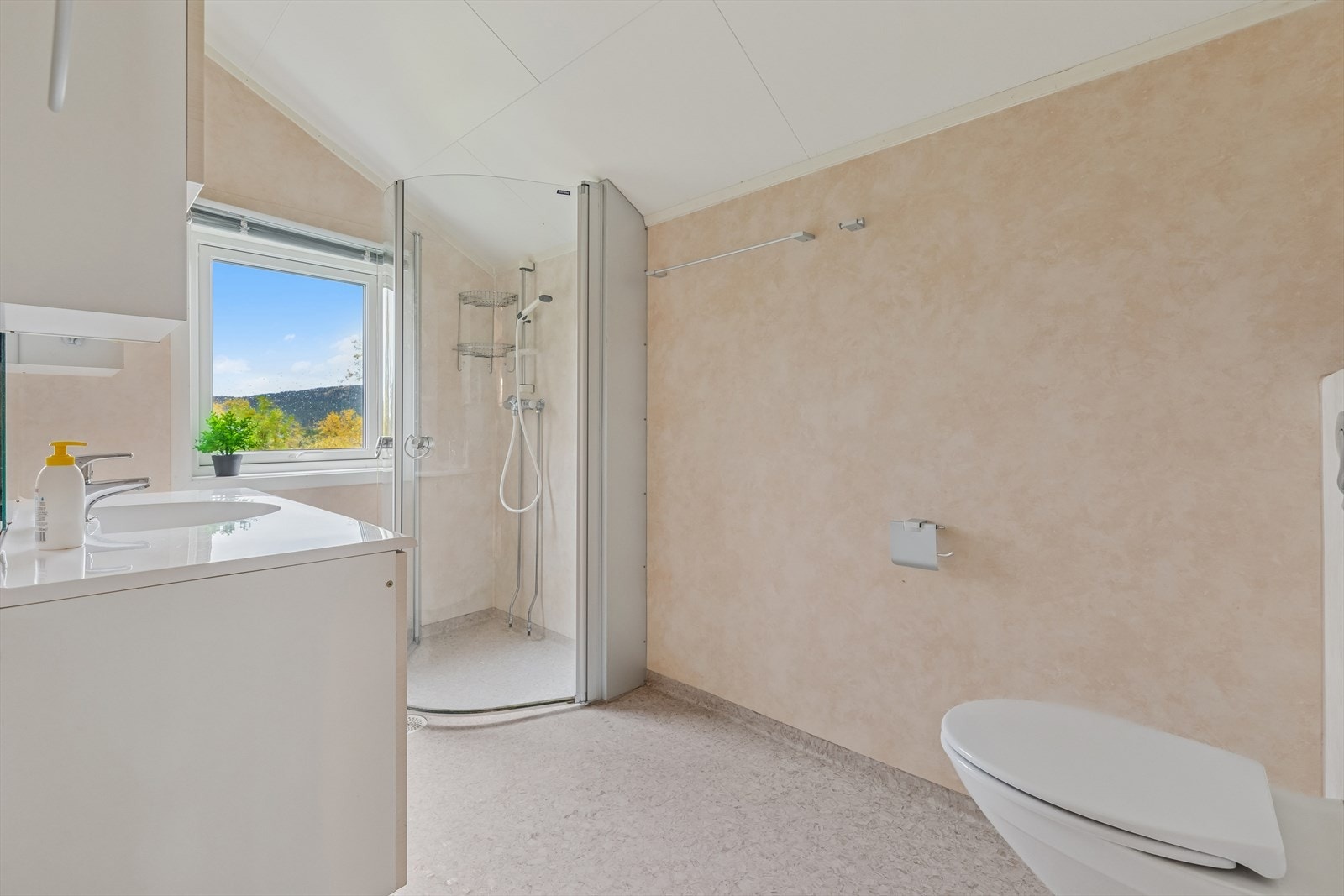 Oppvarming skjer via radiator, som sikrer god komfort gjennom året. Ventilasjonen er naturlig, med ventiler både i himling og vegg, men rommet mangler tilluftsventilering, noe som gir potensial for forbedring ved oppgradering. Galleribilde