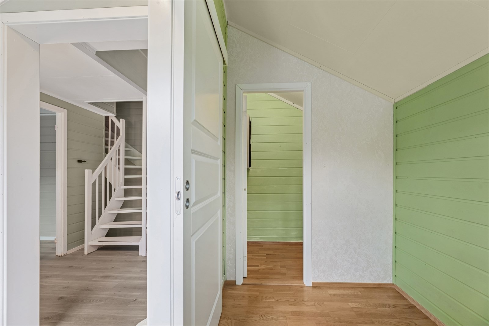 Du kommer inn i en romslig entré med tilhørende mellomgang som leder videre til bad og trapperom til loftet. Her er det også direkte tilkomst til en innvendig bod for praktisk oppbevaring. Galleribilde