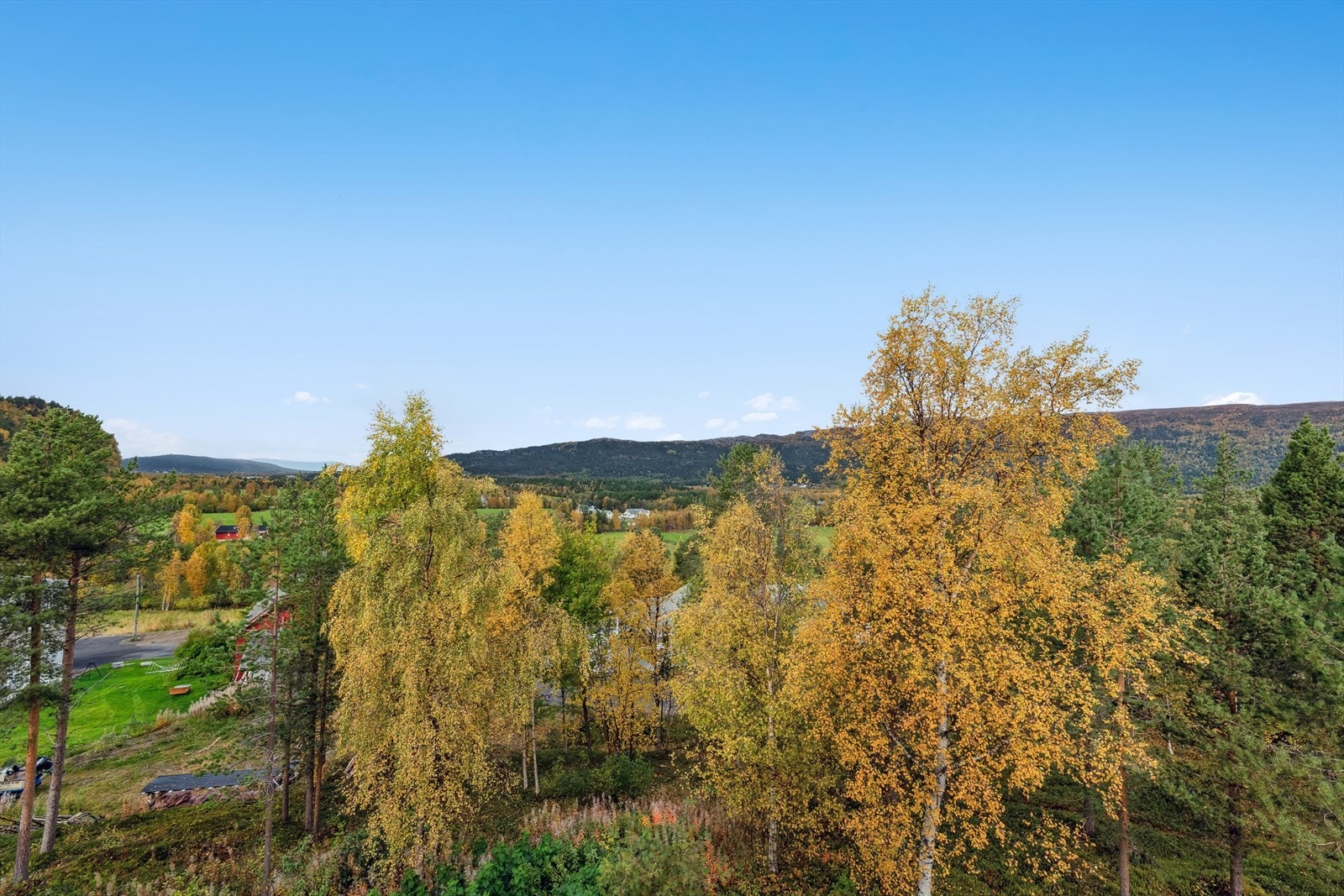Eiendommen ligger idyllisk til i Tverrelvdalen, omgitt av vakker natur og med vidstrakt utsikt over dalen. Galleribilde