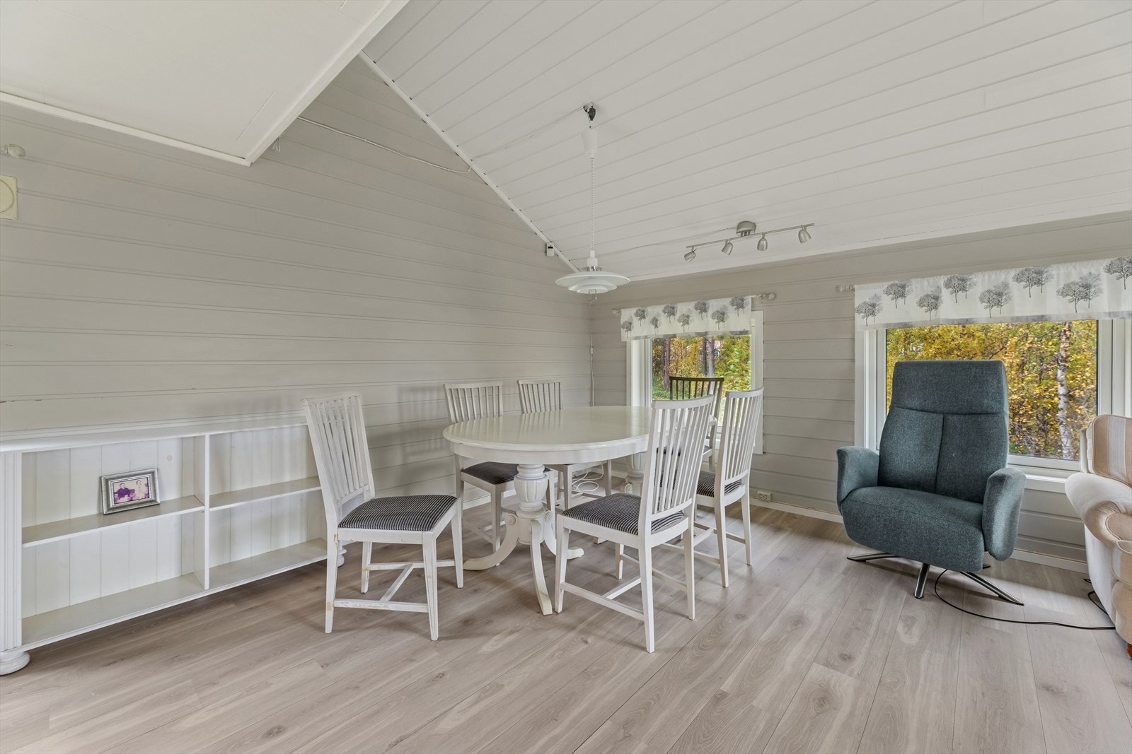 Stuen har plass til flere møbleringssoner, og store vindusflater slipper inn rikelig med dagslys og inviterer den vakre utsikten og naturens farger inn i rommet. Galleribilde