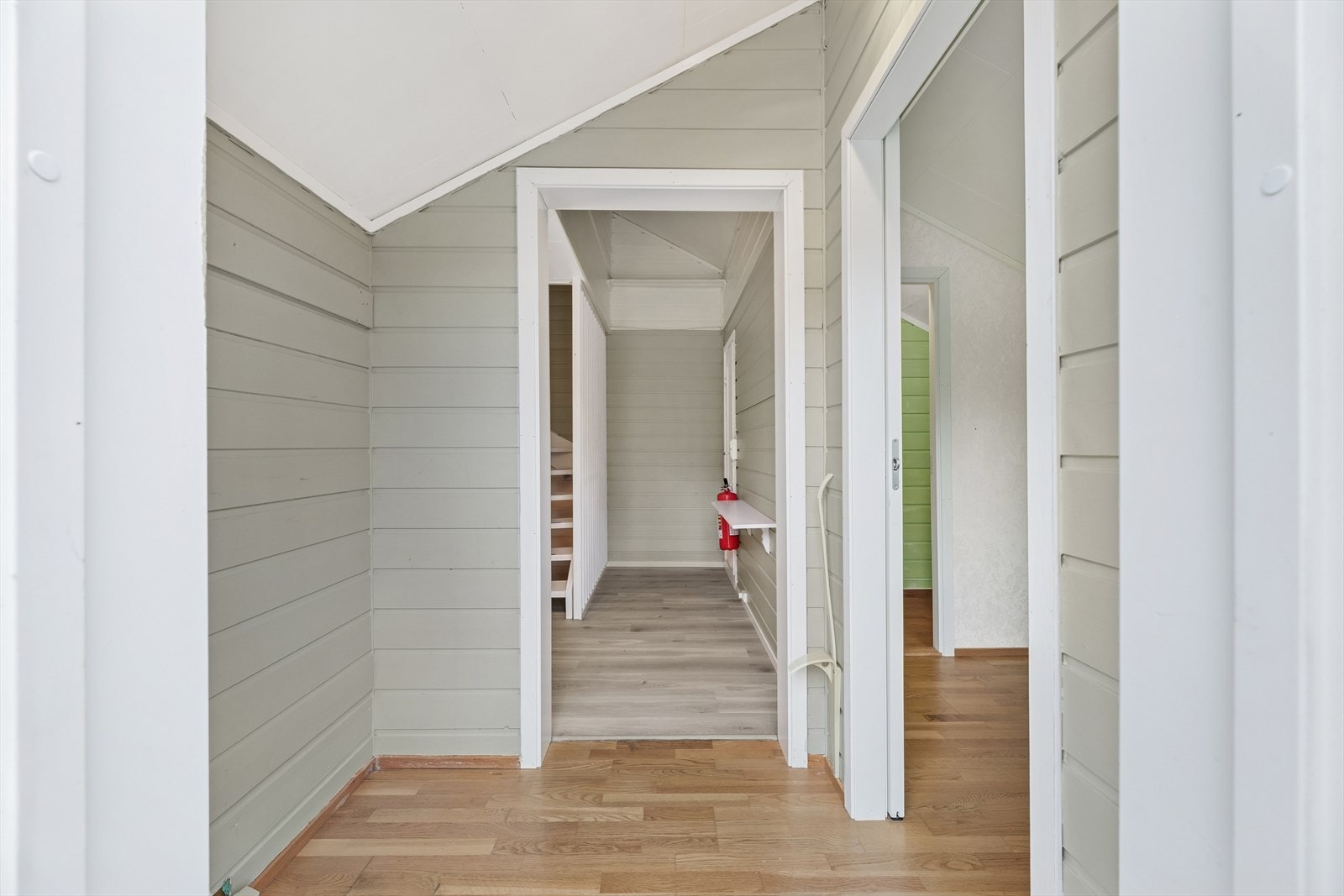 Entréen har god plass og gir mulighet for å etablere praktiske garderobeløsninger, noe som bidrar til en ryddig og funksjonell inngangssone. Galleribilde