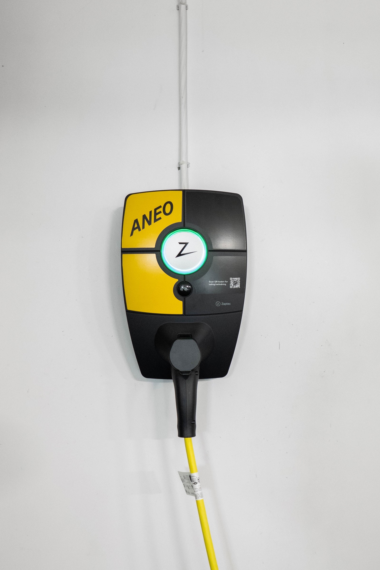 Begge plasser har el-bil lader Galleribilde