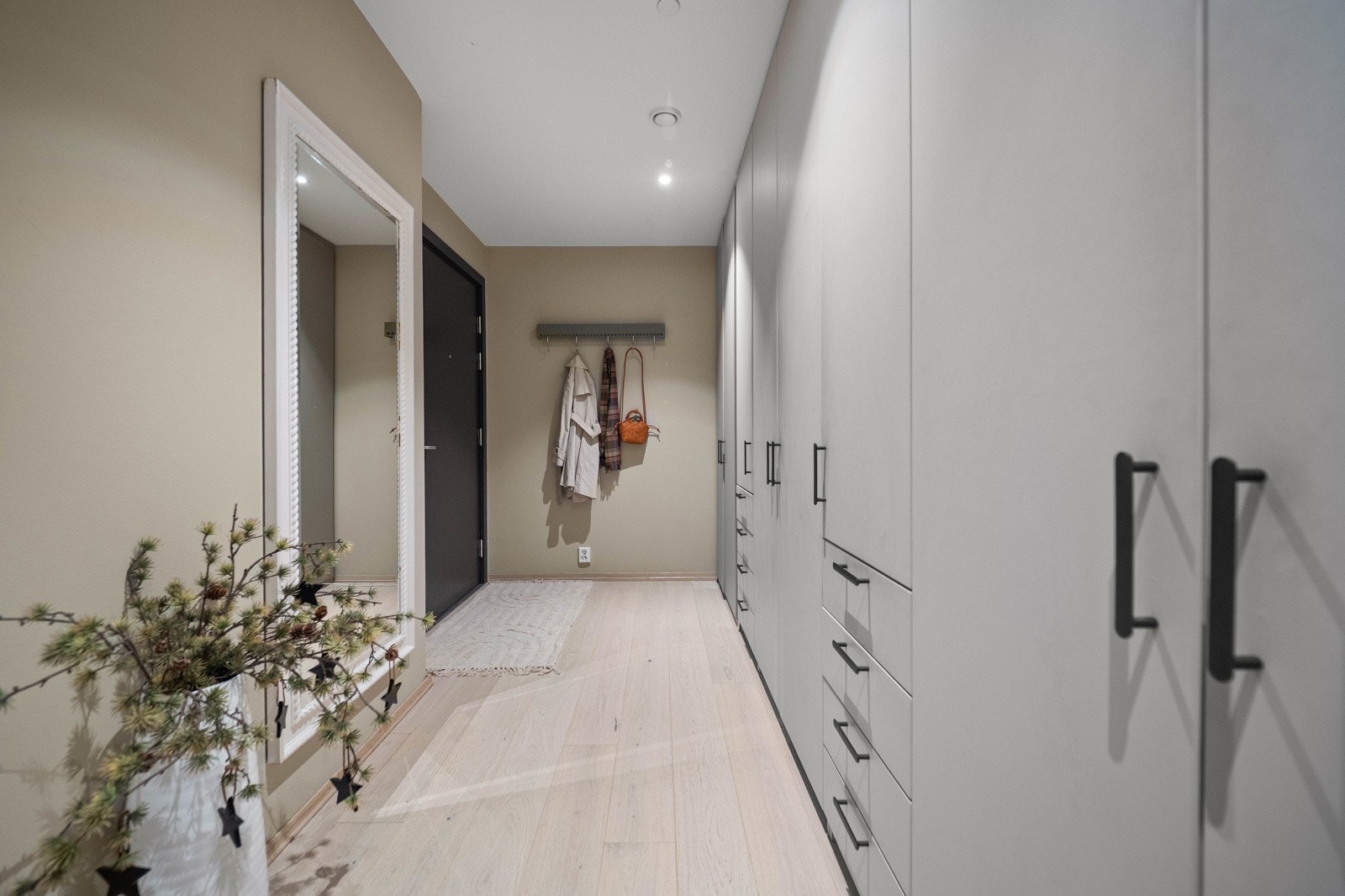 Entré/gang med rikelig oppbevaringsplass Galleribilde