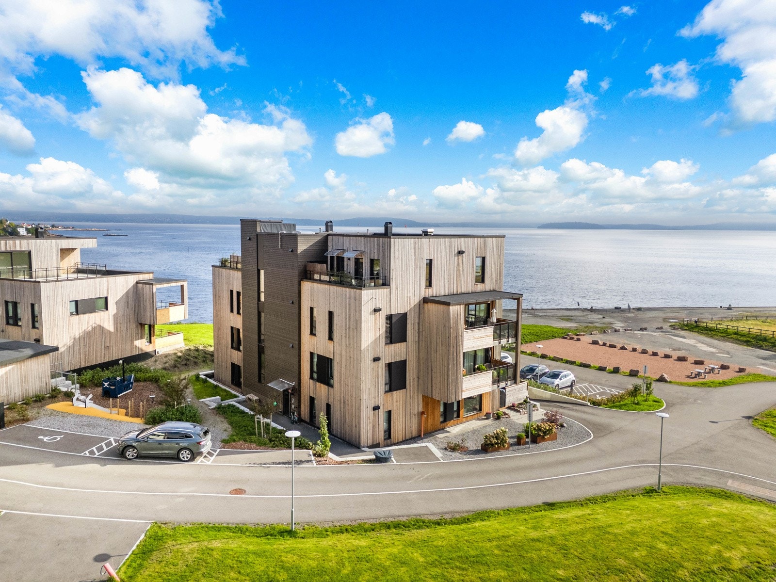 Felles tomt for sameiet. Tomt opparbeidet med diverse beplantning, prydbusker, plenområder og asfalterte adkomstveier. Galleribilde