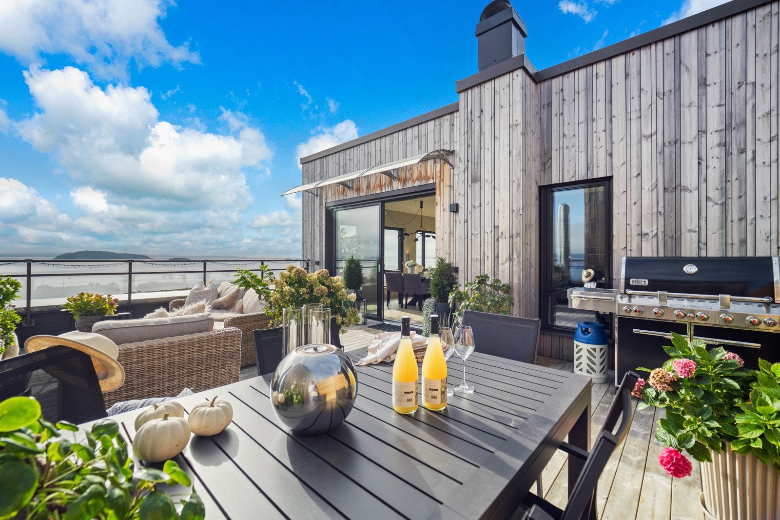 Stor luftig takterasse med mulighet for innredning i flere soner Galleribilde