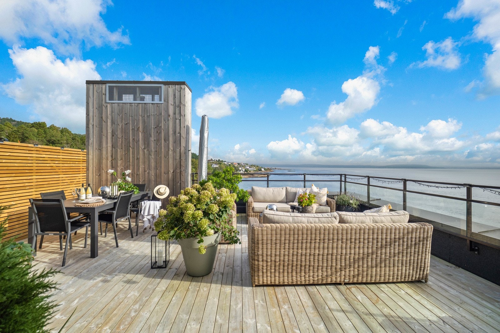 Privat takterrasse på ca 70 kvm med jacuzzi, og kveldssol frem til ca kl. 21 på midtsommer. Galleribilde