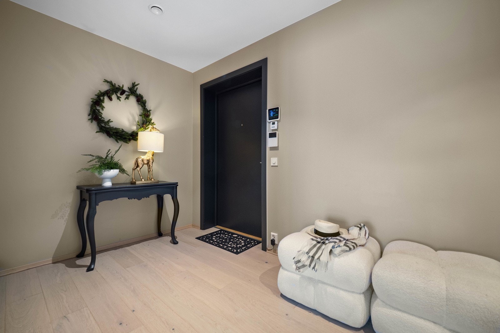 Inngang mot trappegangen om du vil bruke trappene opp eller ned Galleribilde