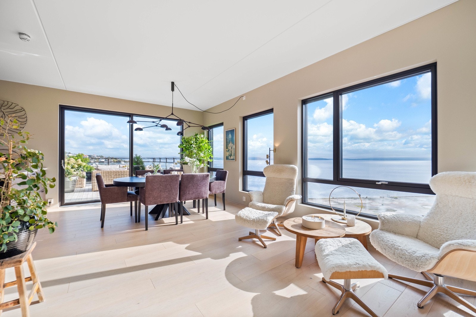 Store vindusflater slipper inn rikelig med naturlig lys Galleribilde