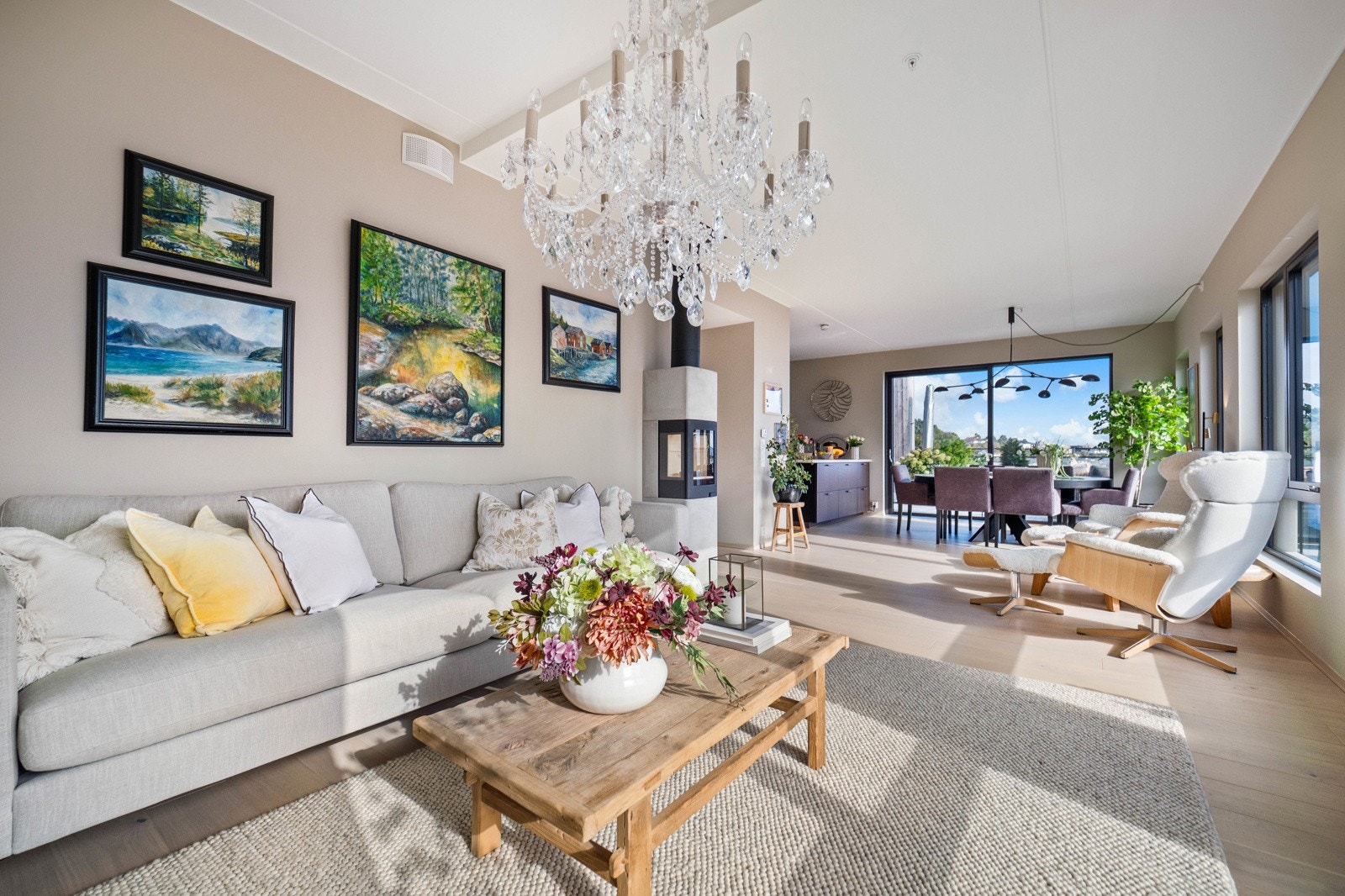 Åpen løsning mellom stue, spisestue og kjøkken gir flere møbleringsmuligheter Galleribilde