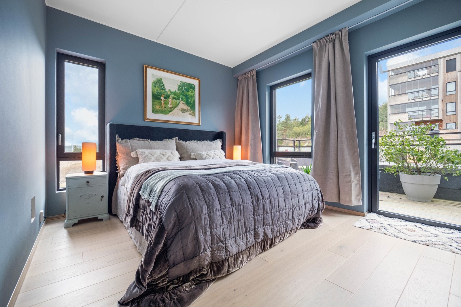 Det er tre soverom i leiligheten. To av soverommene har direkte utgang til takterasse på ca. 12 kvm. Galleribilde