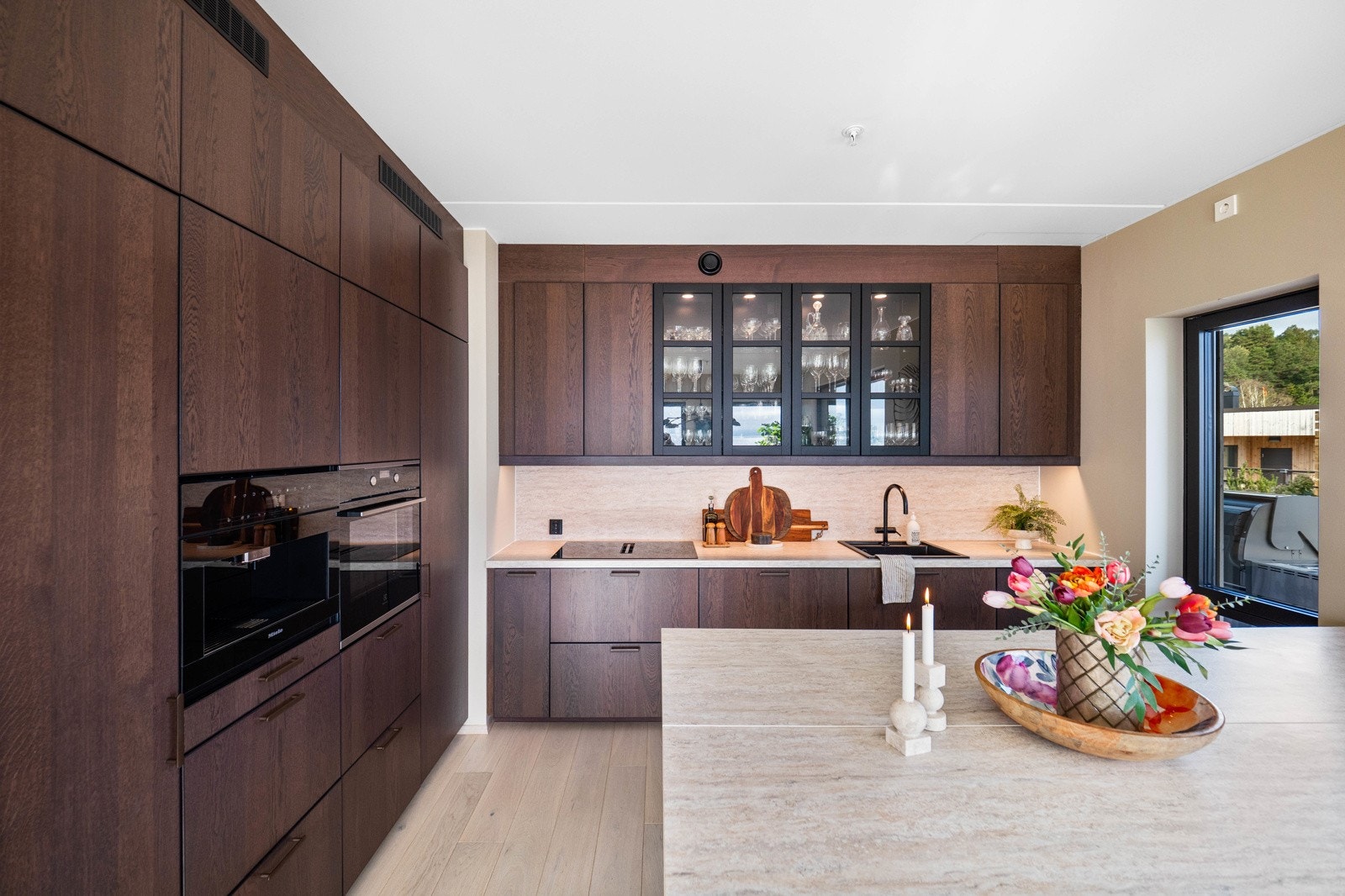 Påkostet innredning fra 2024 med slette fronter og benkeplate av laminat med nedfelt oppvaskkum Galleribilde