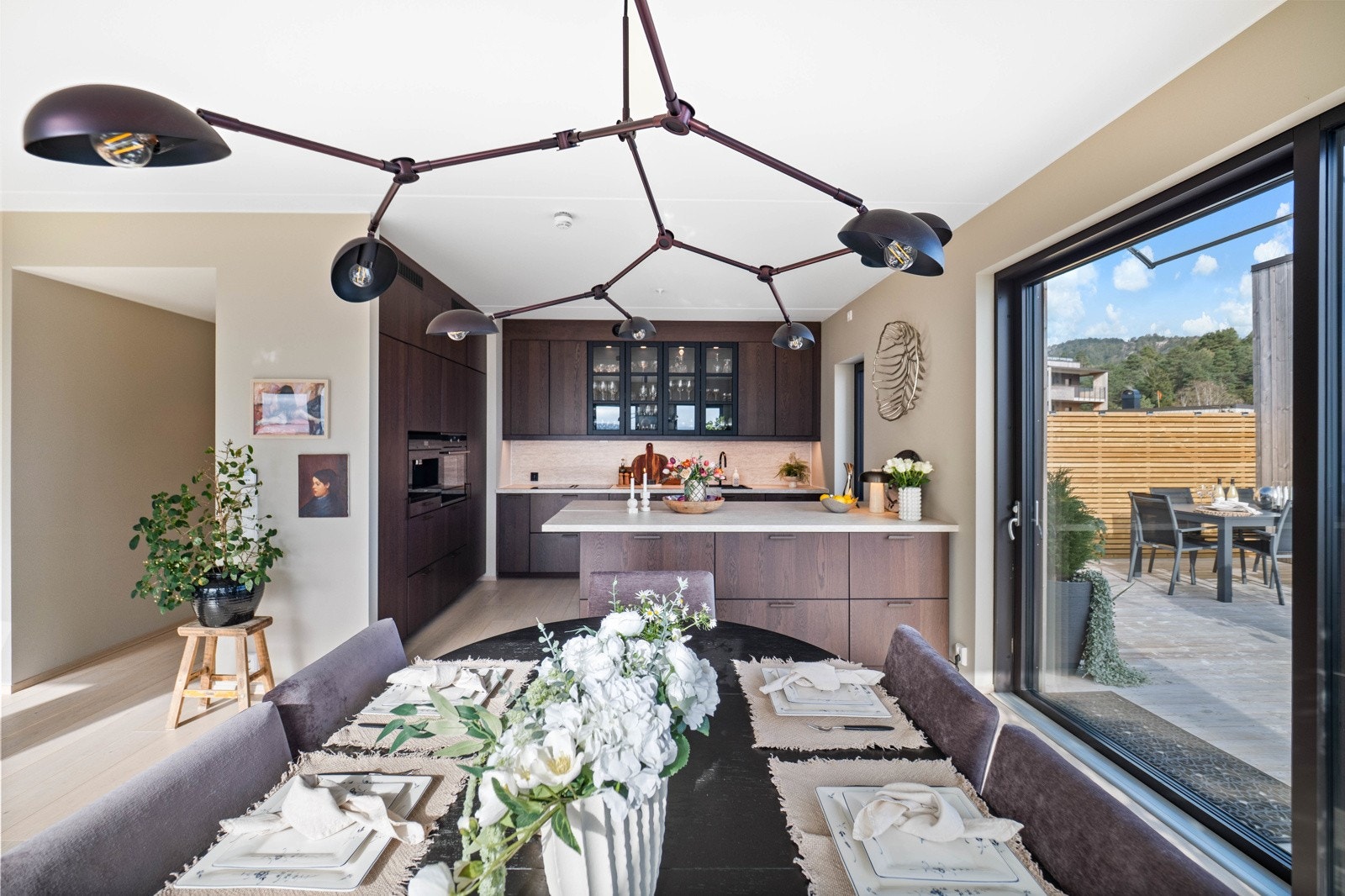 Kjøkkenet ligger praktisk til i åpen løsning mot spisestuen Galleribilde