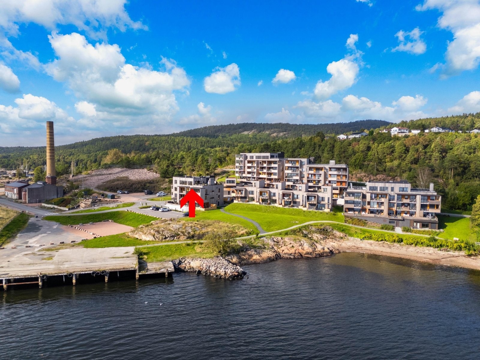 Ønsker du å starte dagen med et morgenbad ligger stranden rett på nedsiden av boligen. Her er det bare å ta på seg tøflene og rusle ned på 2-3 minutter. Galleribilde